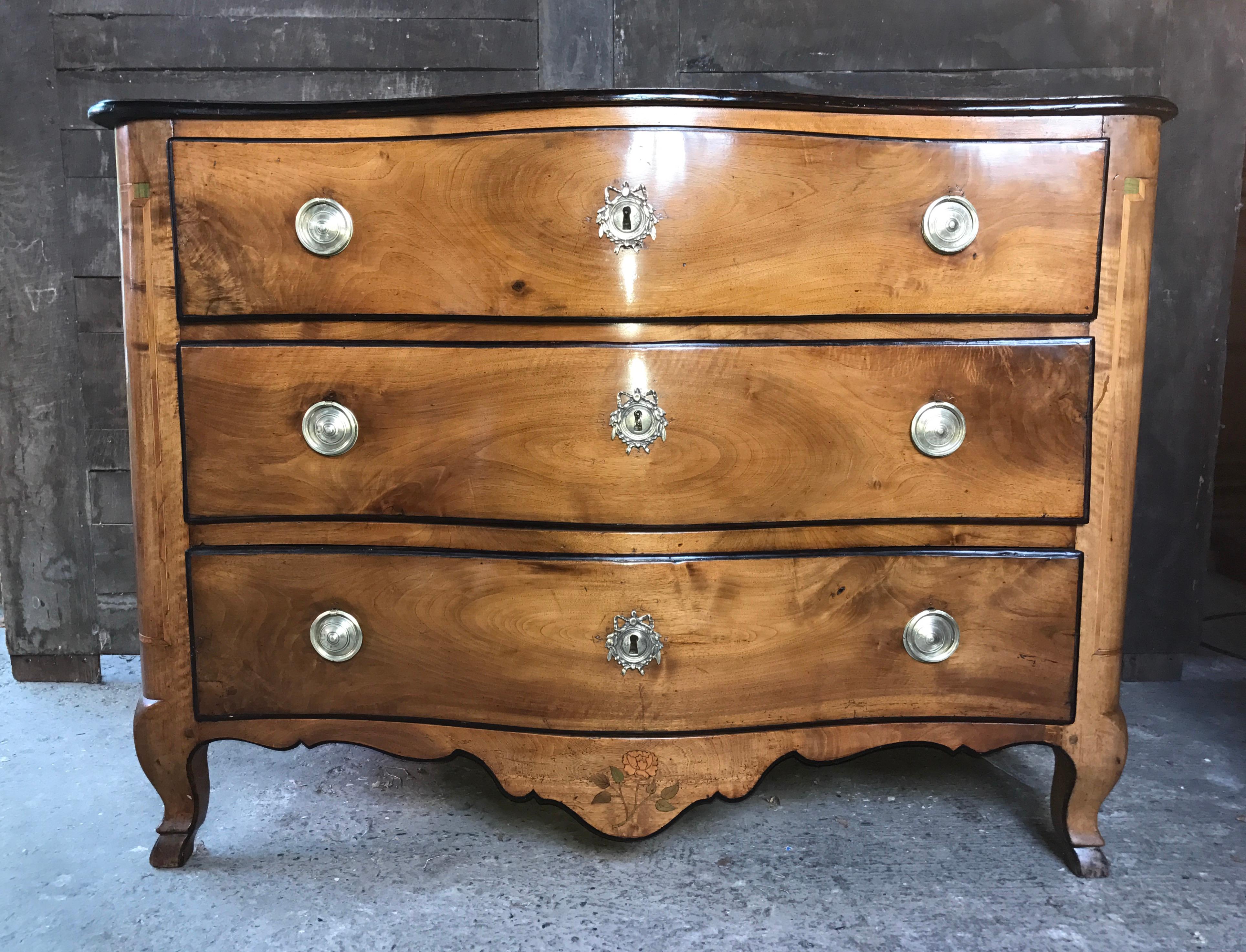 Louis XV chest of drawers attributes to Hache
Walnut opening with three drawers facade triple curves, rounded amounts front, smooth sides, feet pellet in the front, wood top.
Handles and lock entries in gilt bronze posterior.
Restorations of use