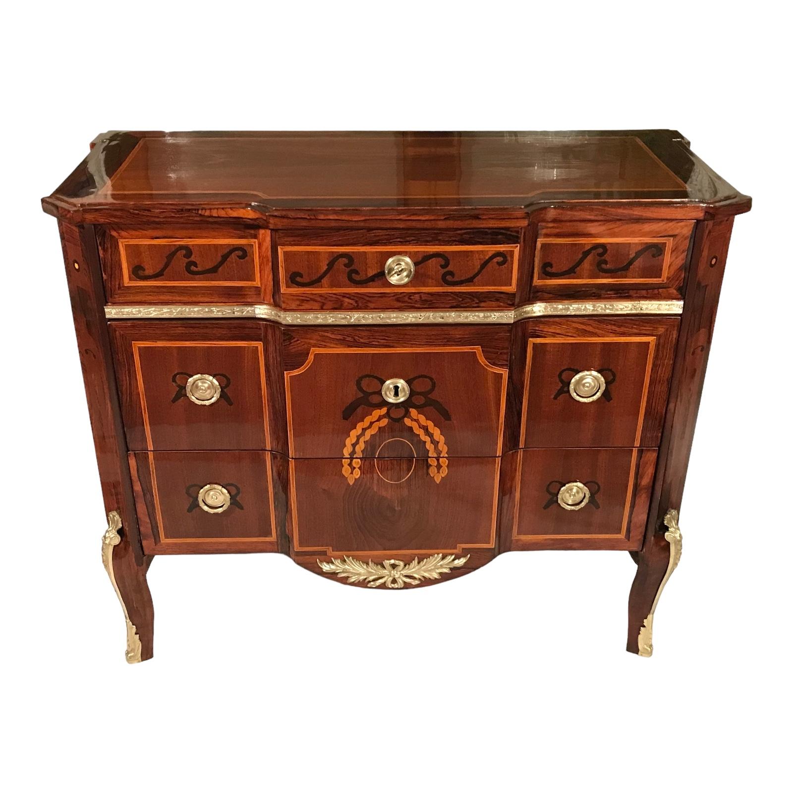 This gorgeous French Louis XV chest of drawers dates back to around 1770. It was made during the so called Transition period, the time between Louis XV and Louis XVI. It already shows the plain and stricter design of the Louis XVI period, but has