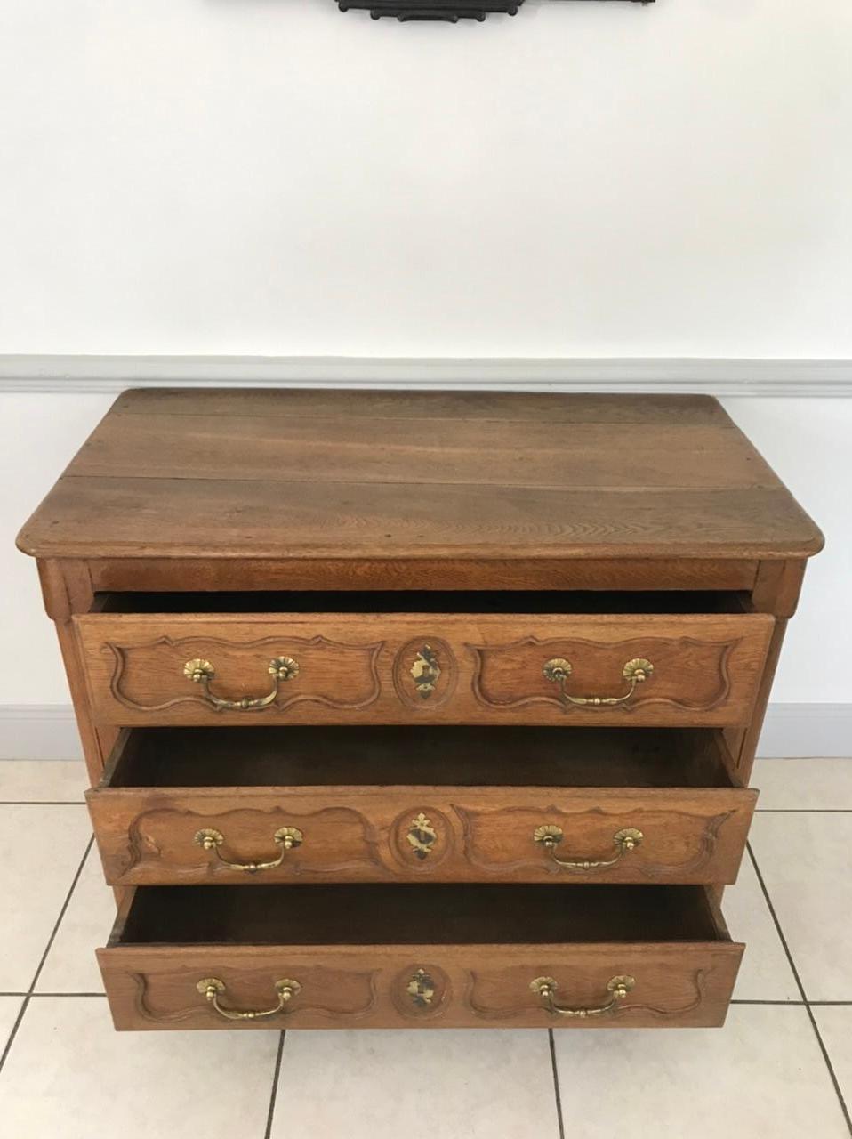 Beautiful Louis XV straight oak chest of drawers from the mid-18th century. The keyholes as well as the handles are made of brass.
The feet are arched.
The wood is molded with decoration of reserves and medallions opening with three drawers in three