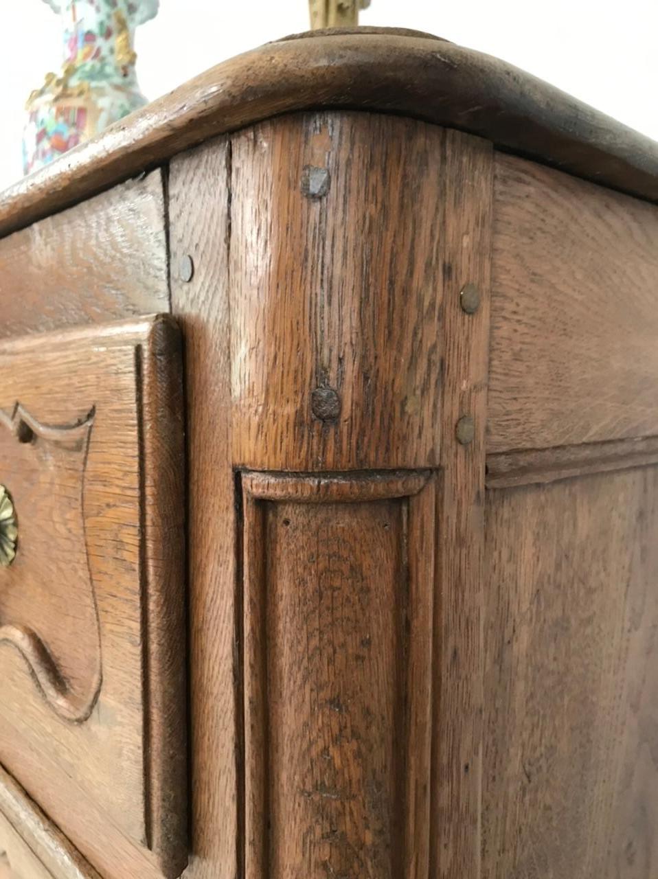 Louis XV Chest of Drawers in Light Oak 18th Century In Good Condition For Sale In Beuzevillette, FR