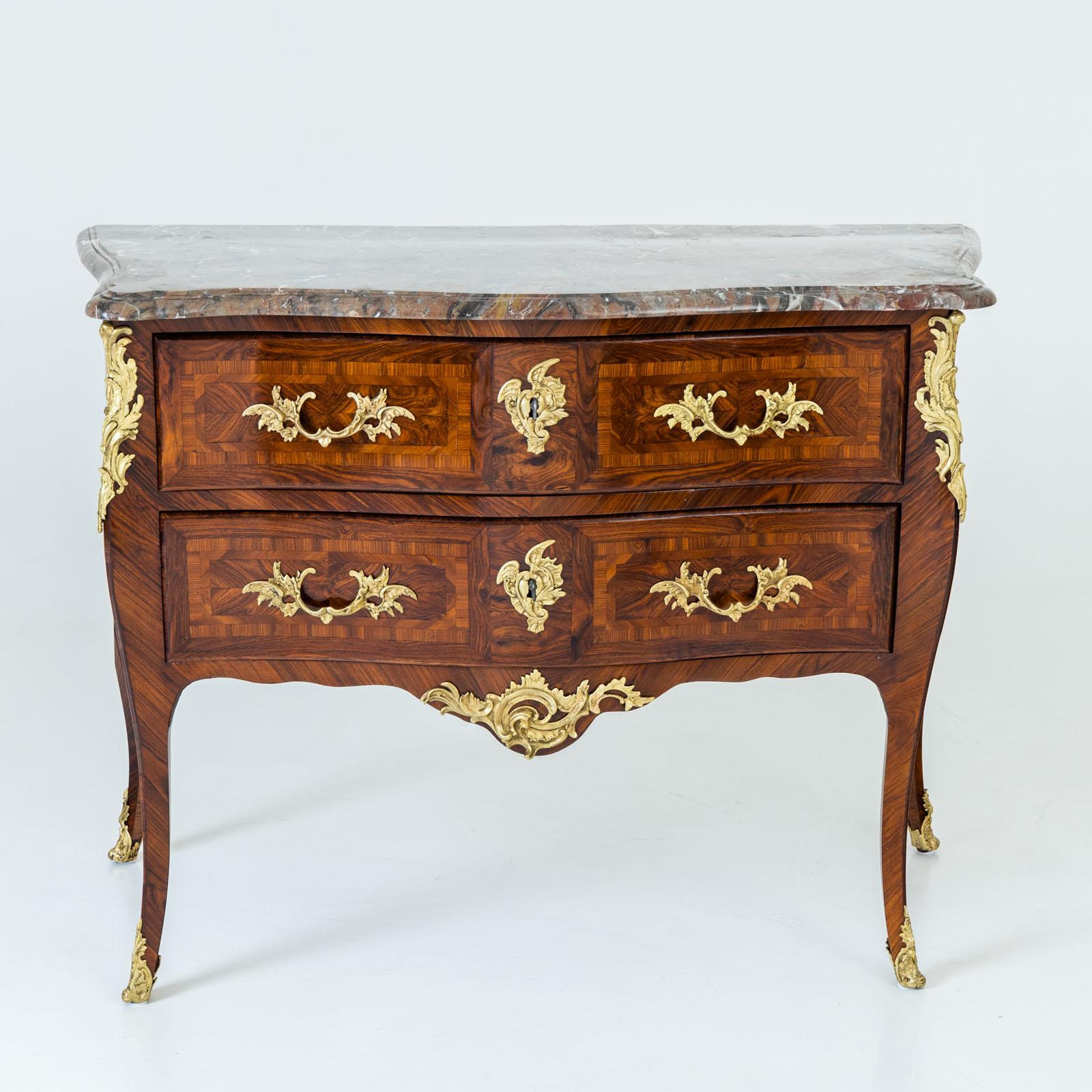 Cassettiera francese Louis Quinze con due cassetti e piano in marmo marrone con venature grigie. Le finiture asimmetriche dorate a fuoco con motivi a rocaille e ad ala ornano la parte anteriore, gli angoli, la cornice ondulata e le gambe. Il parquet