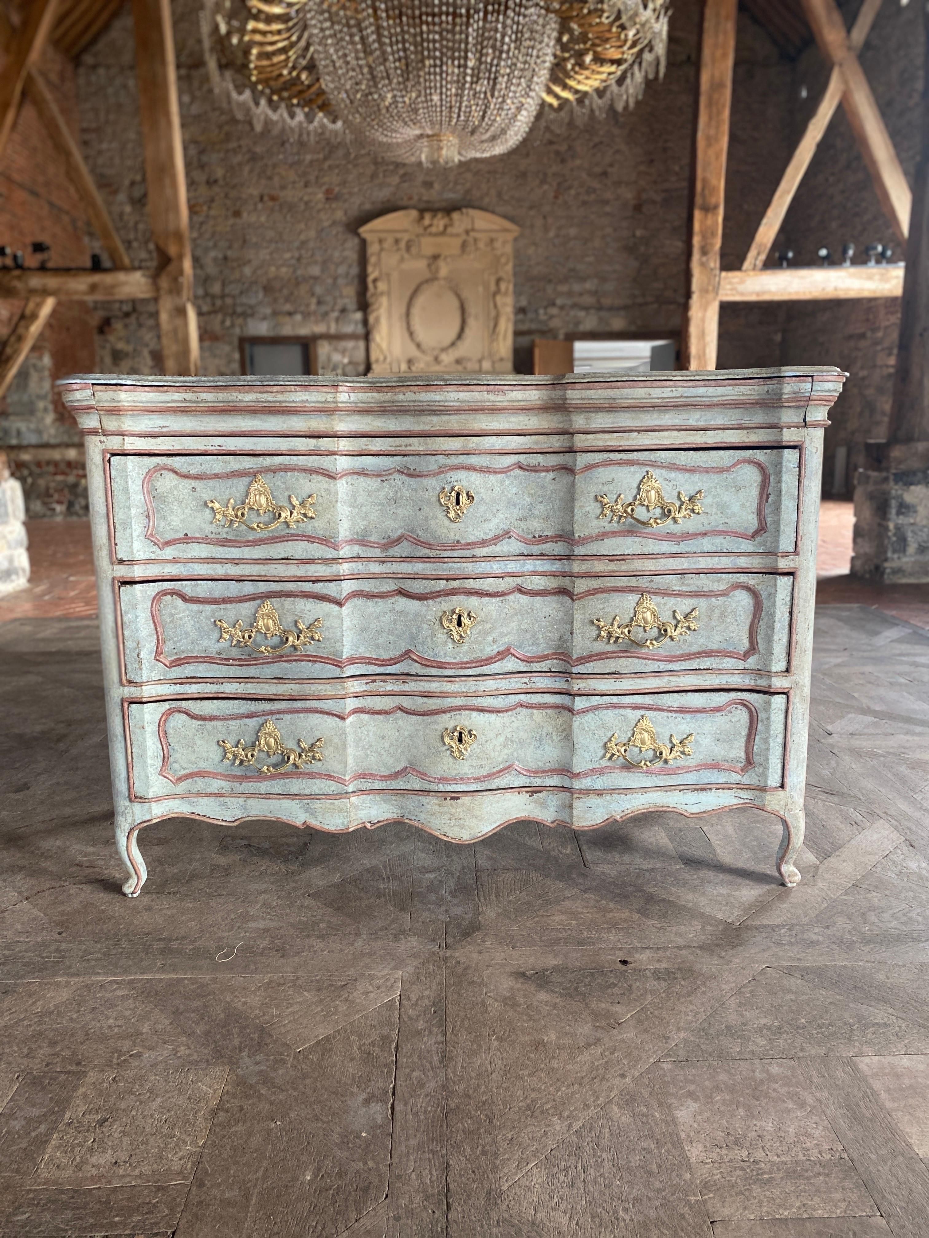 very pretty curved Louis XV patinated chest of drawers dating from the 18th century opening with 4 drawers very pretty patina high quality hardware