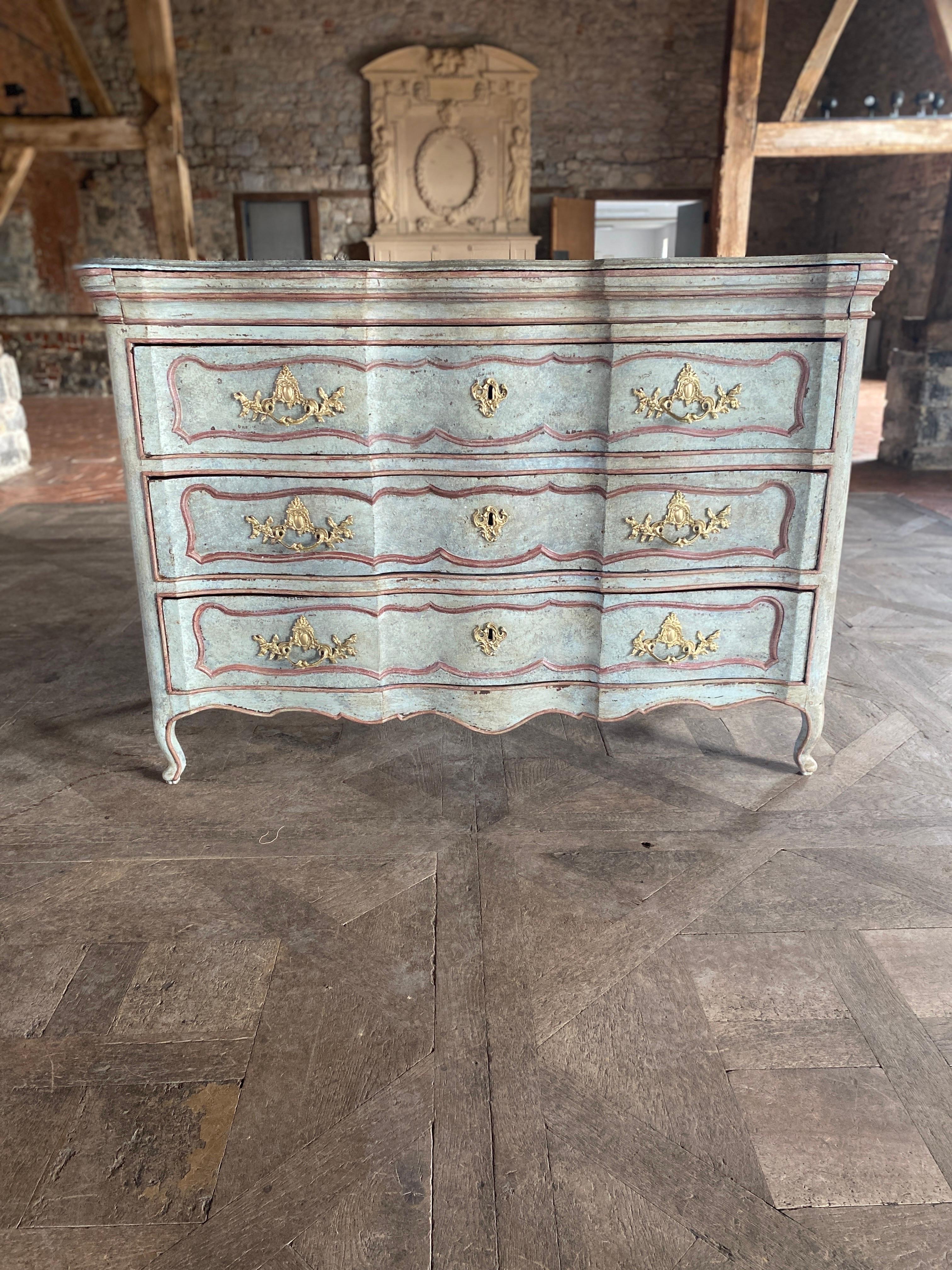 Louis XV chest of drawers patinated curve  In Excellent Condition For Sale In Somme-Leuze, BE