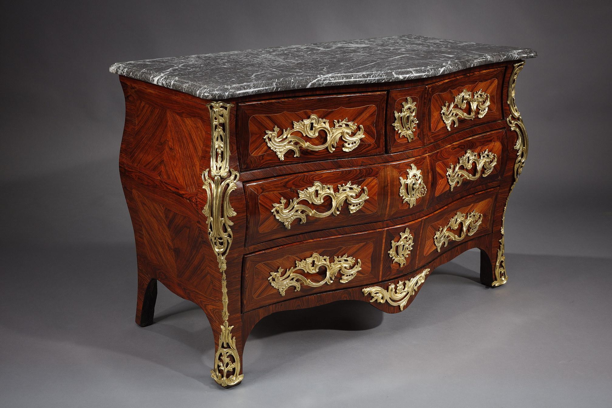 Louis XV Chest of Drawers Signed by L. Pelletier In Good Condition In Paris, FR