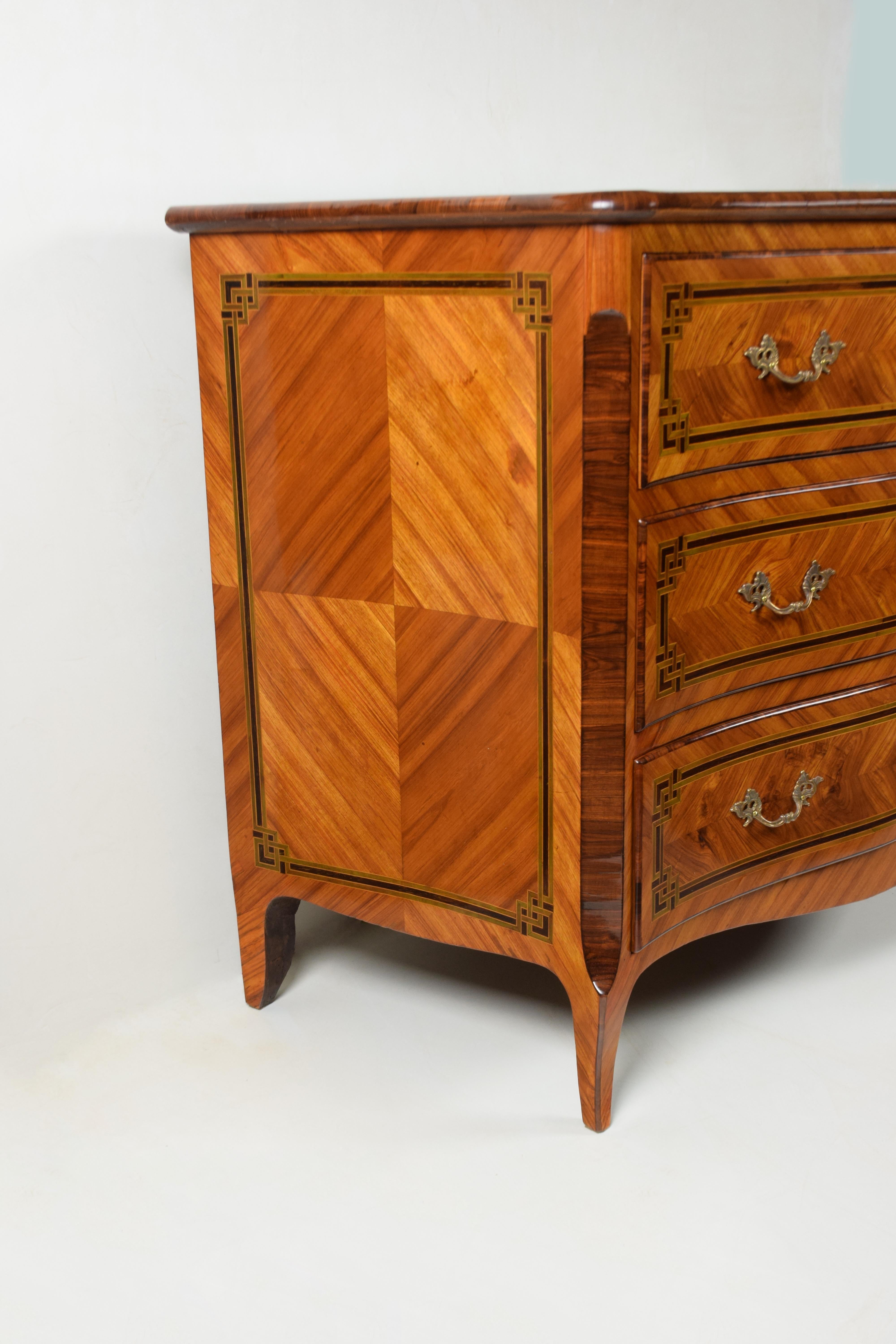 Louis XV Chest of Drawers, Torino, Italy, circa 1760 In Good Condition In Prato, IT
