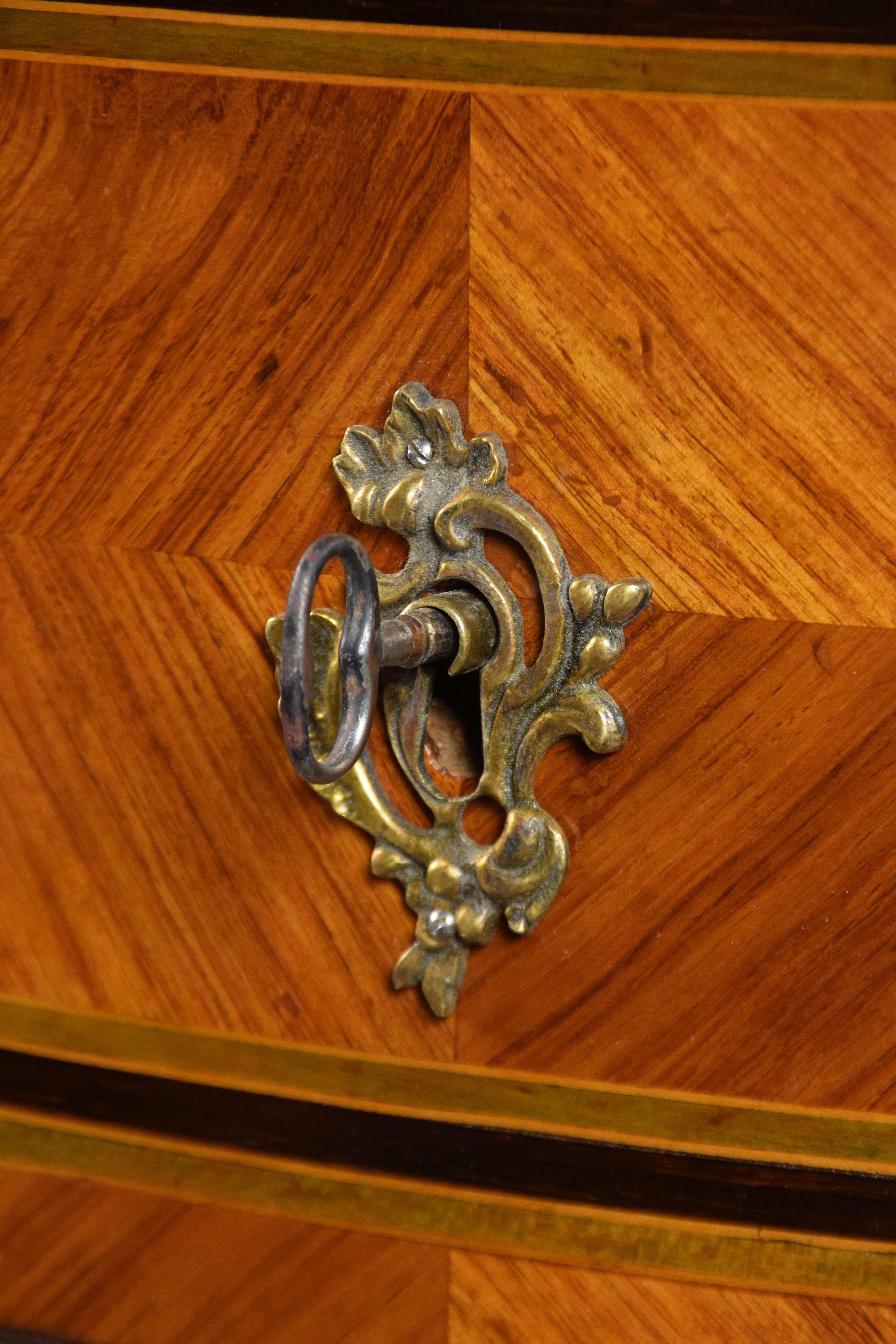 Louis XV Chest of Drawers, Torino, Italy, circa 1760 2