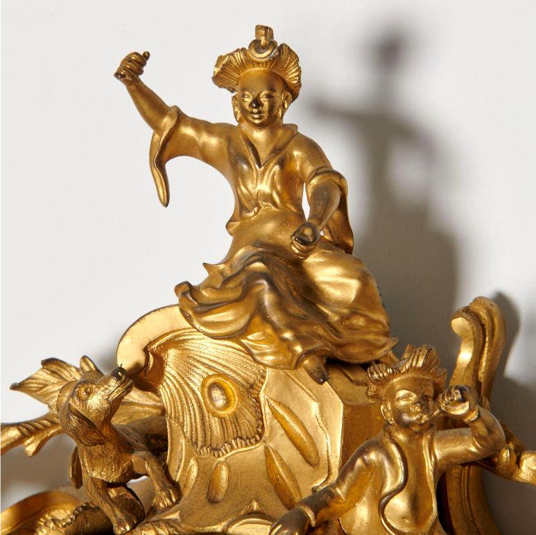 Französisch 19 Jahrhundert Louis XV Stil Chinoiserie Motiv vergoldete Bronze Kartell Uhrwerke unterzeichnet Raingo Freres.
 