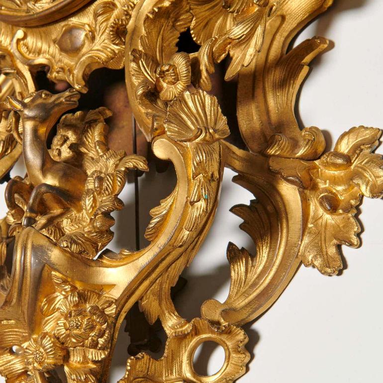 Cartel-Uhr im Louis-XV-Chinoiserie-Stil aus vergoldeter Bronze von Raingo Freres (Louis XV.) im Angebot
