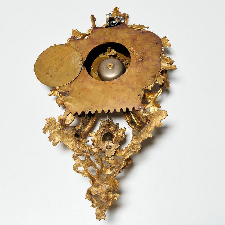 Cartel-Uhr im Louis-XV-Chinoiserie-Stil aus vergoldeter Bronze von Raingo Freres im Zustand „Gut“ im Angebot in New York, NY