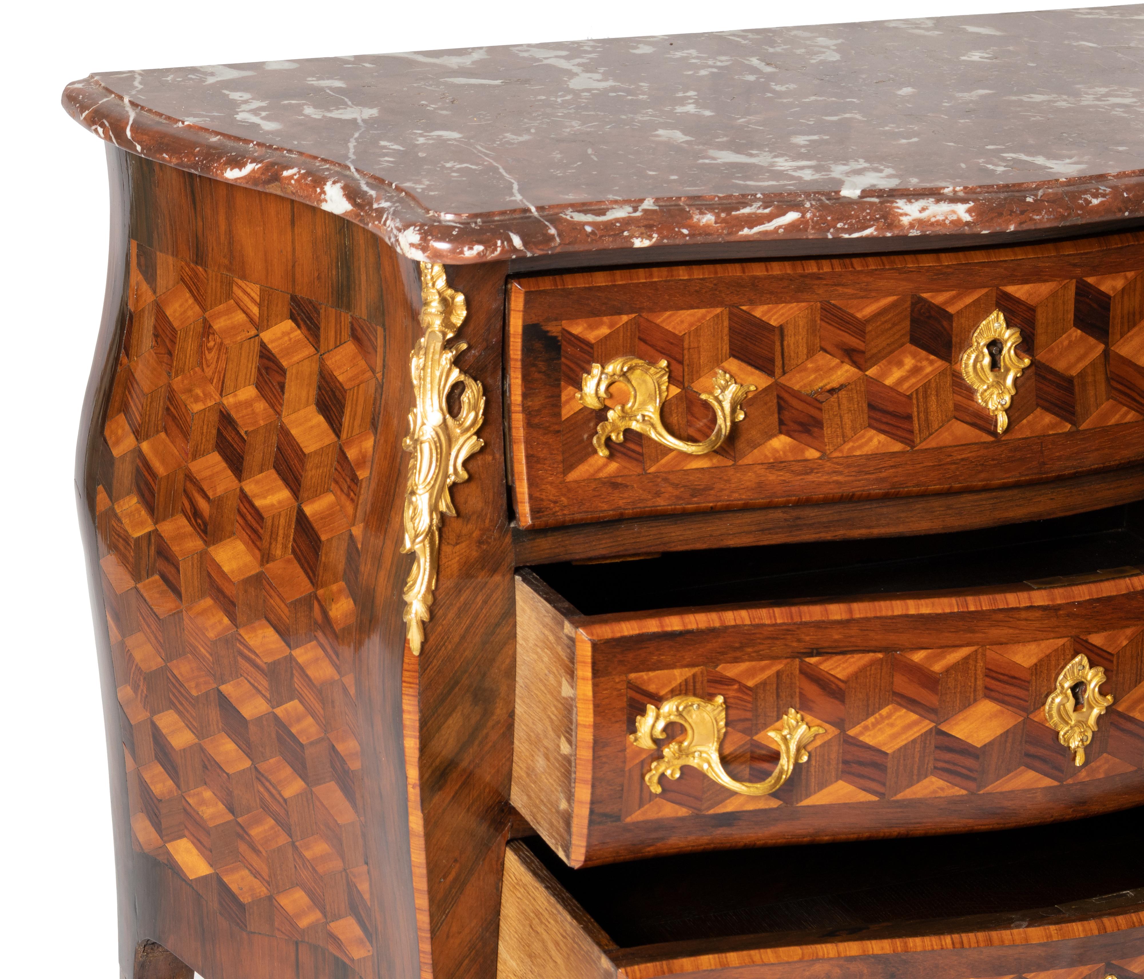 Français Commode Louis XV, 19e siècle en vente