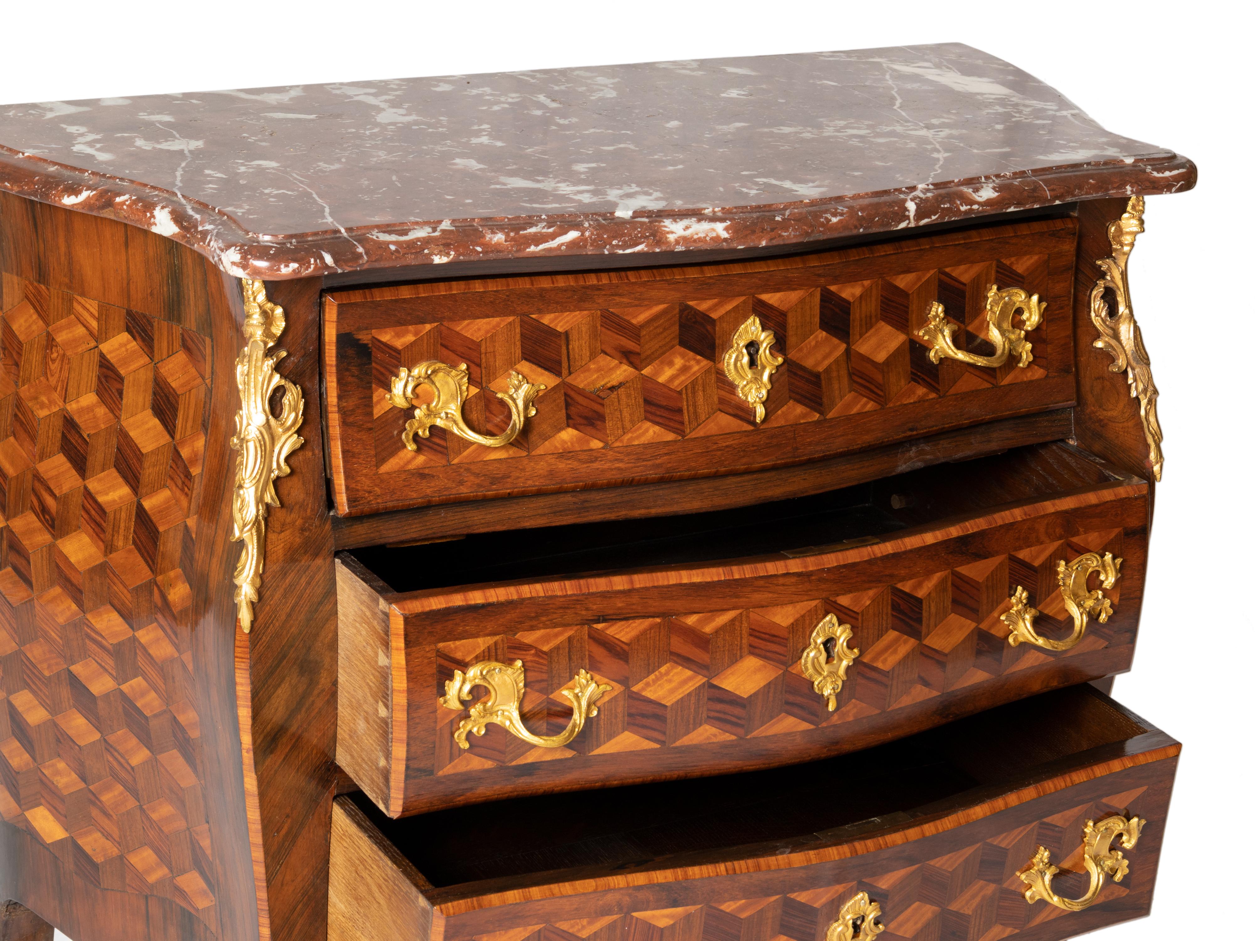 Doré Commode Louis XV, 19e siècle en vente