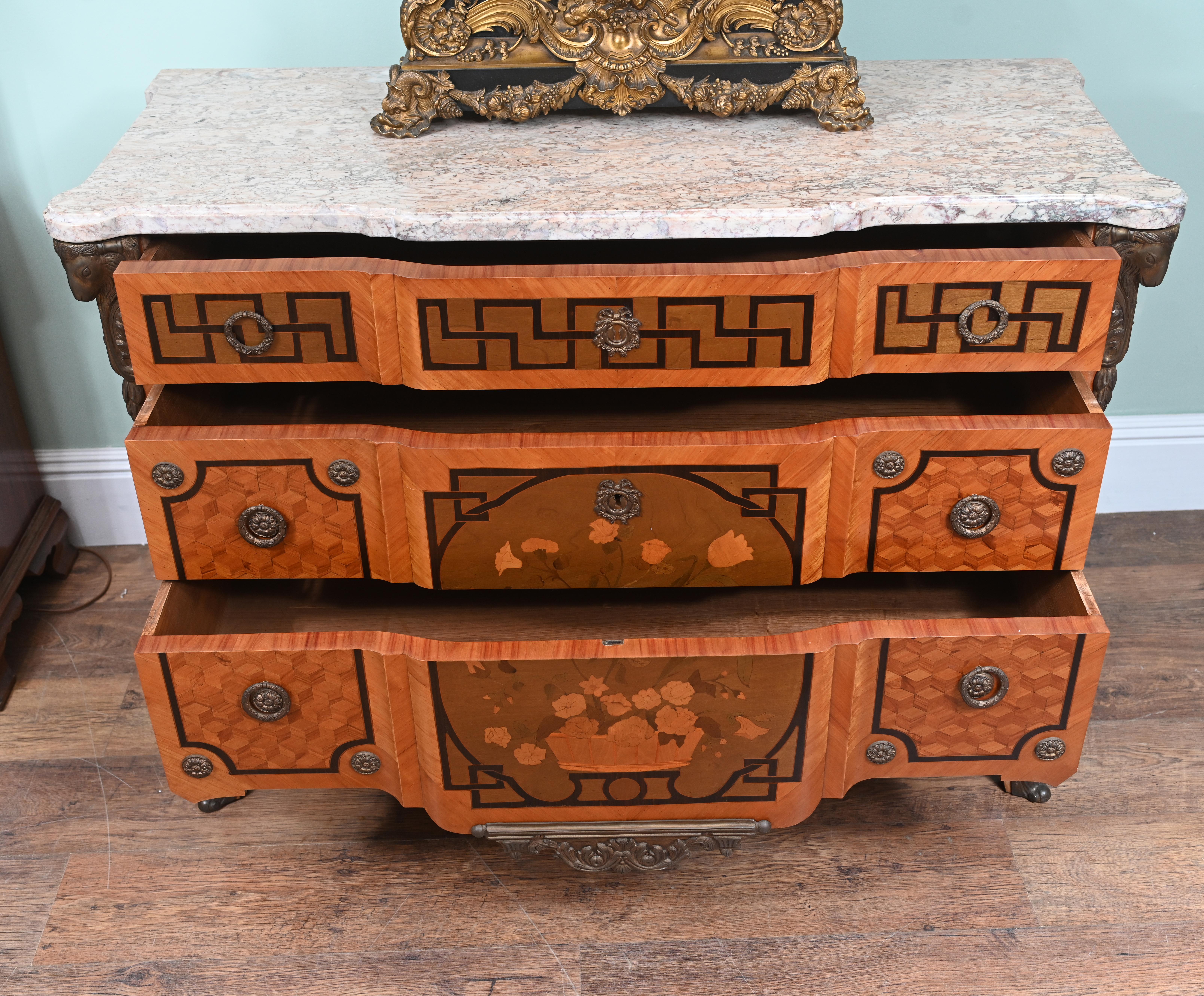 Arcón Cómoda Luis XV Marquetería Incrustada 1880 en venta 4