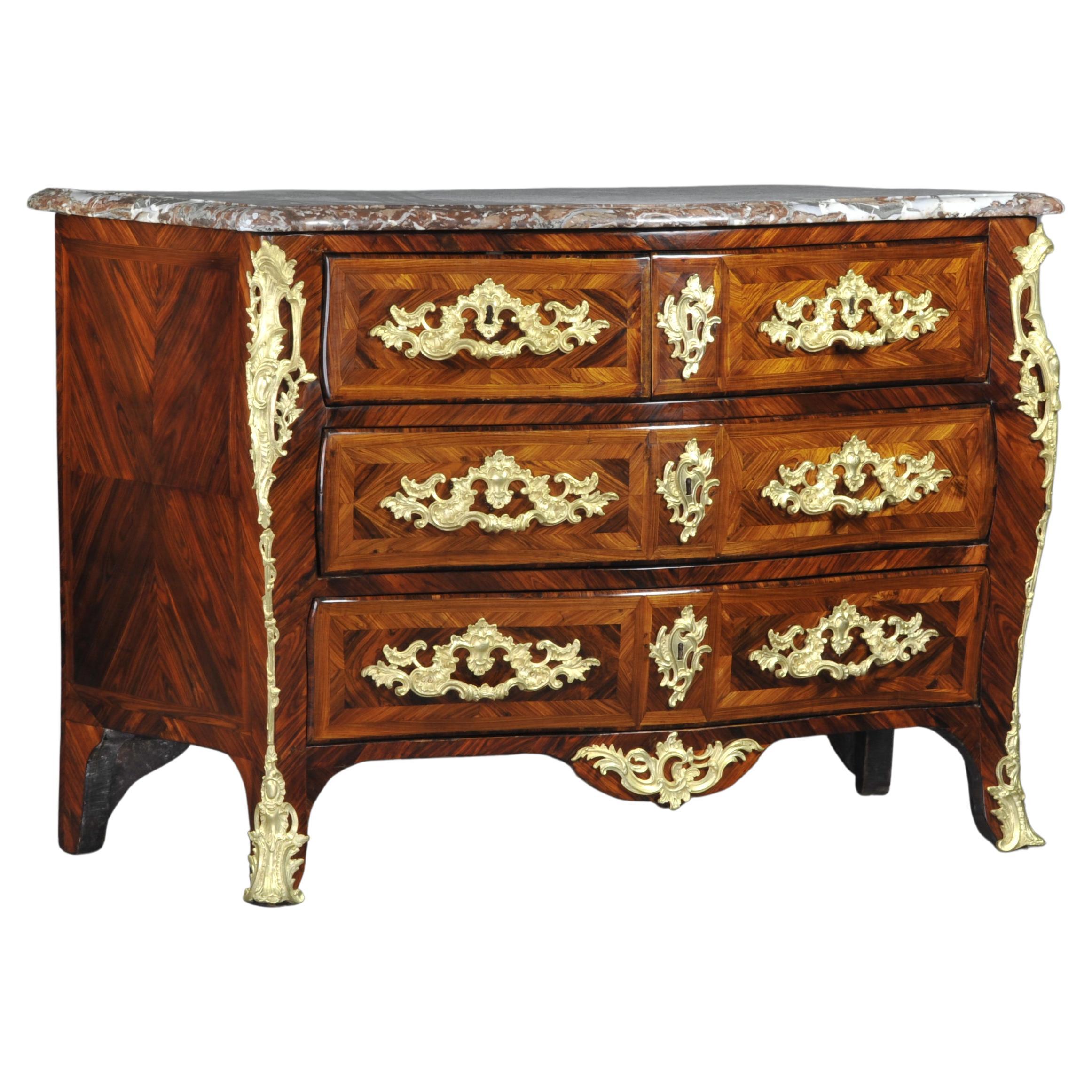 Commode Louis XV à couronnes en bronze