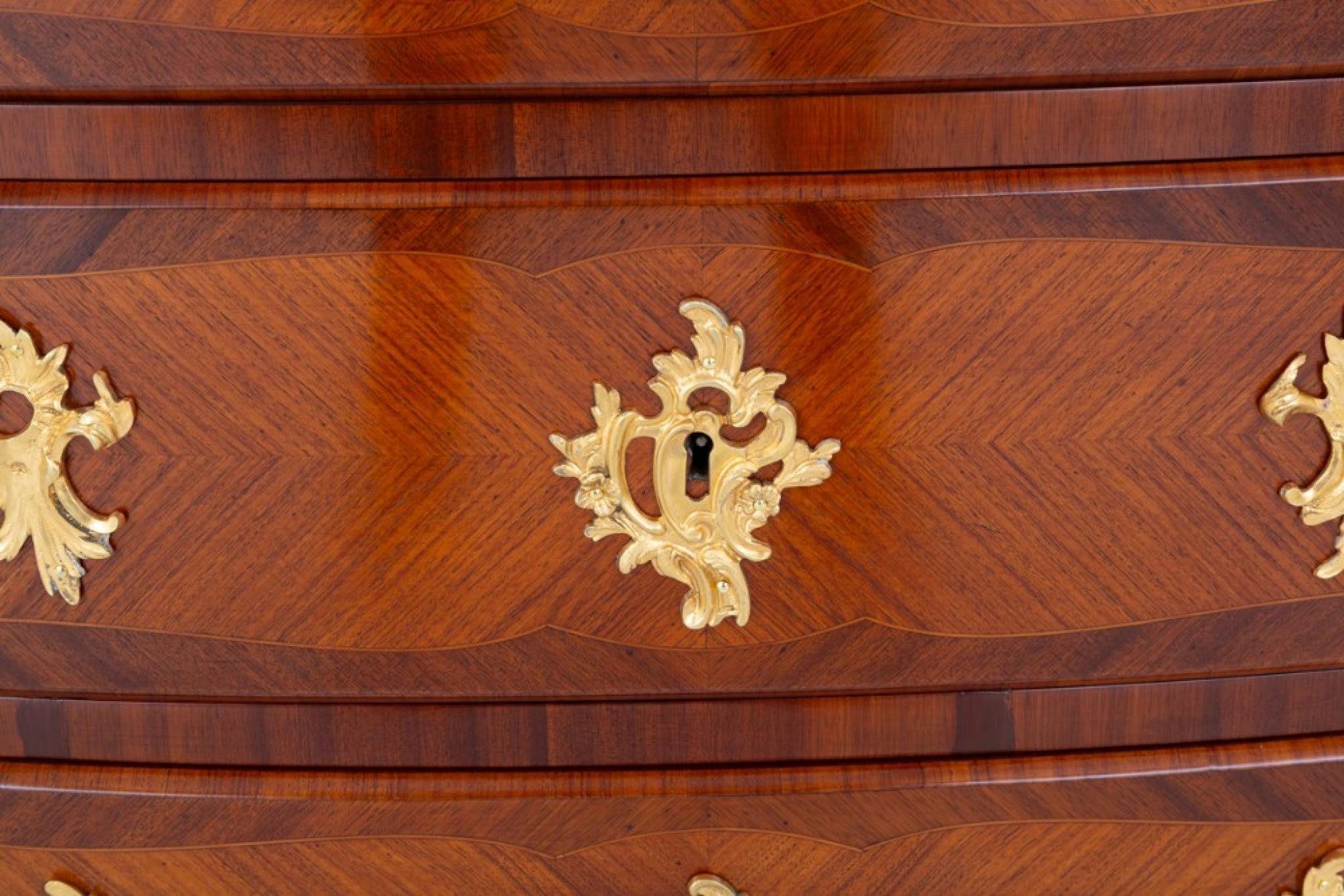 Impressionante commode francese in noce in stile Luigi XV
Questo comodino ha una forma serpeggiante Circa 1880
I 3 cassetti rivestiti in Oak sono impreziositi da splendide maniglie decorative in ormolu e scanalature.
Commodino con fronte a