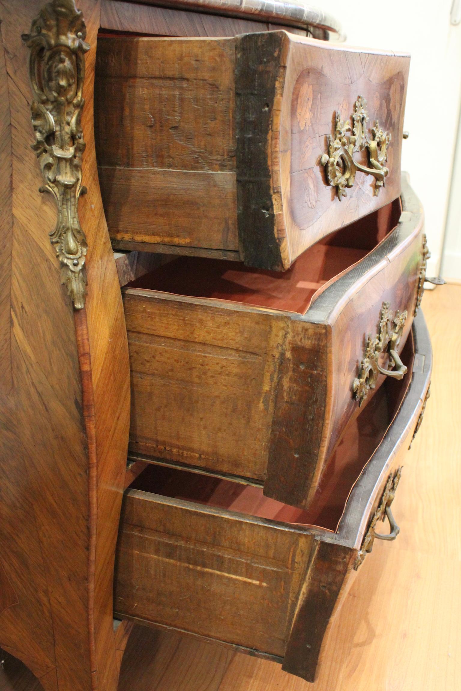 Louis XV Commode in Rosewood For Sale 4