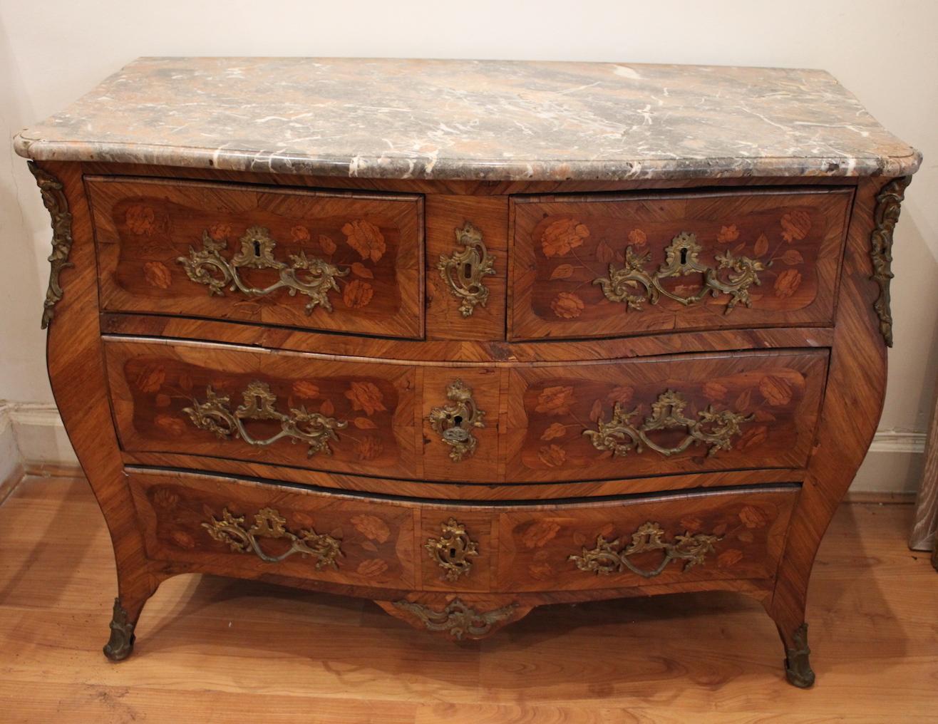 Louis XV commode in rosewood, curved and inlaid.
In its original state.
Dimensions: Width 110 cm Height 85.5 cm Depth: 53 cm.