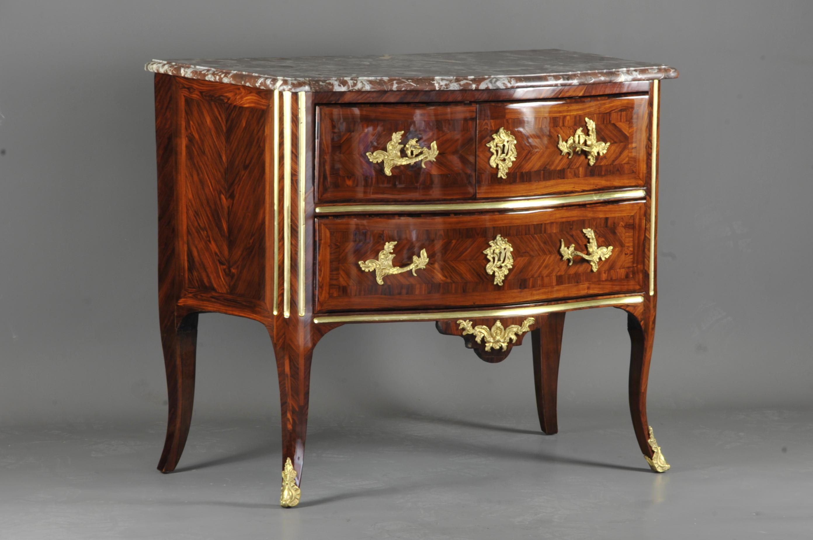 Delaitre Louis, ébéniste parisien reçu maître le 19 novembre 1738.

Exceptionnelle commode d'époque Louis XV en placage de bois de roi marqueté de frise et de cadres géométriques, ouvrant par trois tiroirs sur deux rangs, les deux tiroirs supérieurs