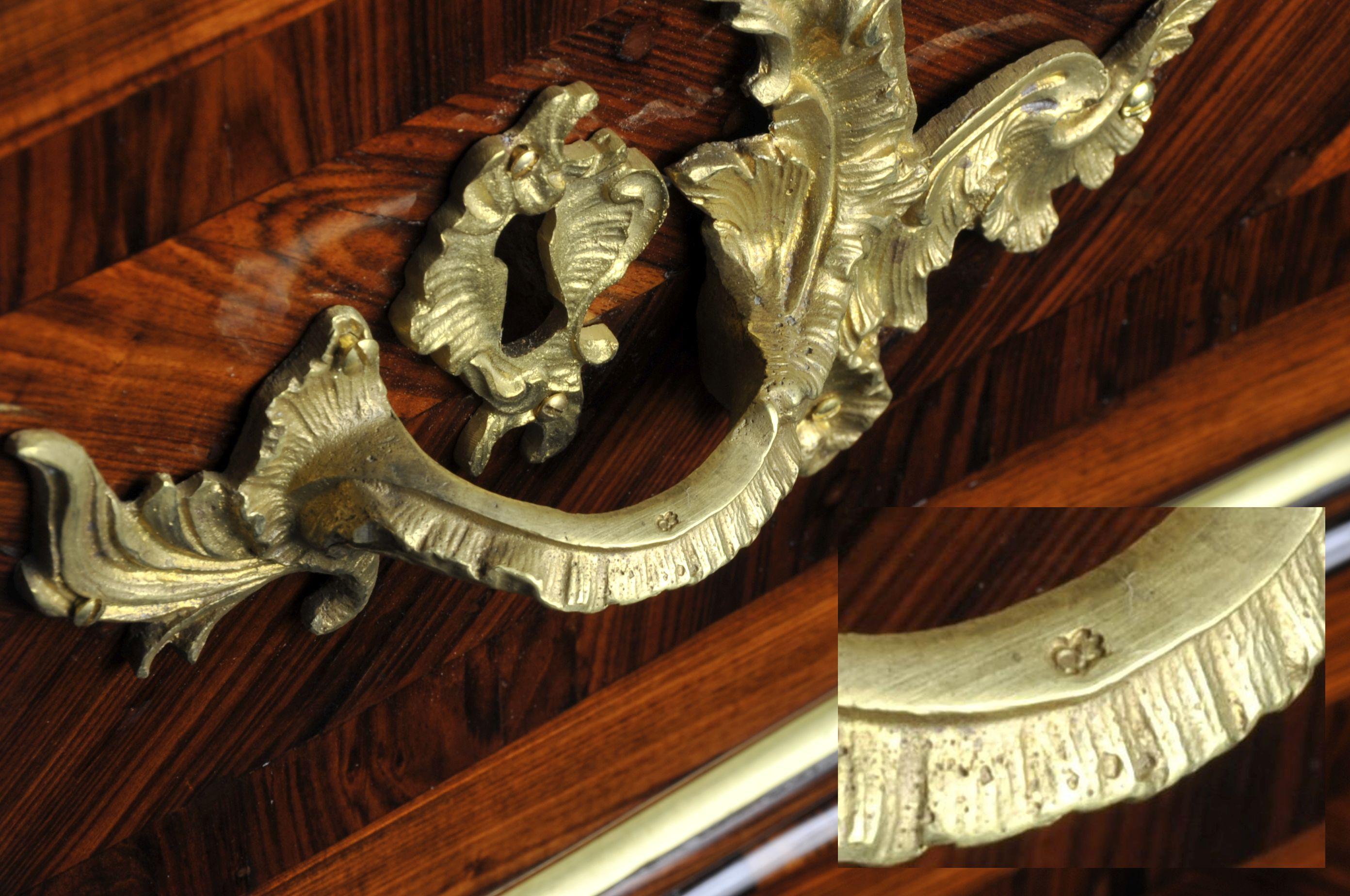 Louis XV.-Kommode, gestempelt Louis Delaitre, Krone C., Bronze (Goldbronze) im Angebot