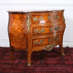 Commode Louis XV avec marqueterie et montures en bronze doré