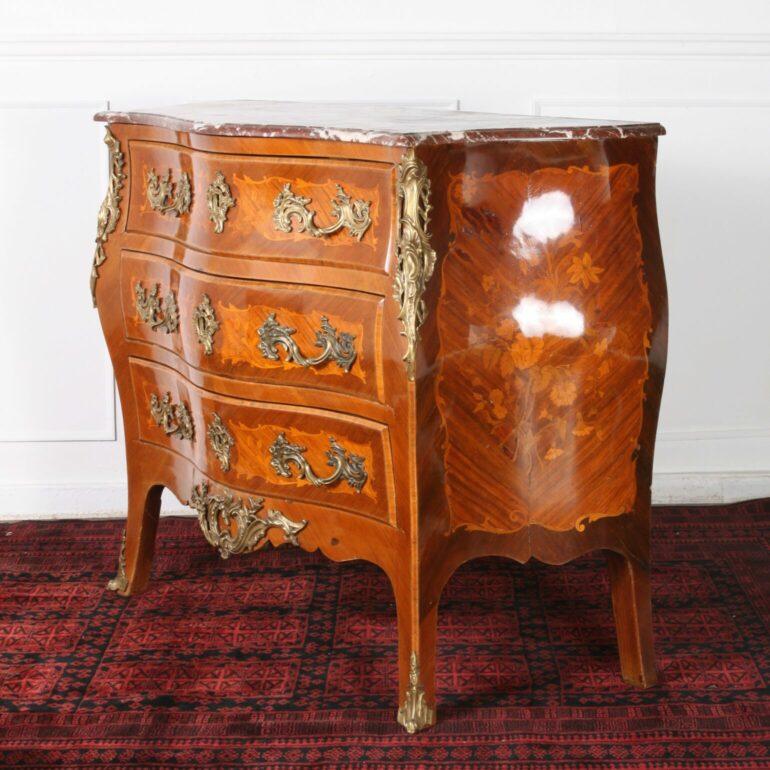 Francese Commode Luigi XV con intarsi e supporti in ormolu in vendita