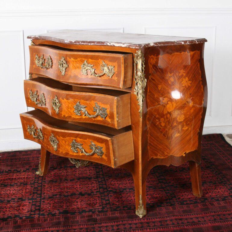 Commode Luigi XV con intarsi e supporti in ormolu In condizioni buone in vendita a Vancouver, British Columbia