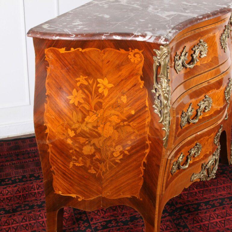 XX secolo Commode Luigi XV con intarsi e supporti in ormolu in vendita