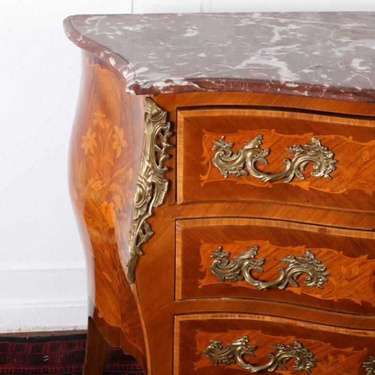 Legno Commode Luigi XV con intarsi e supporti in ormolu in vendita