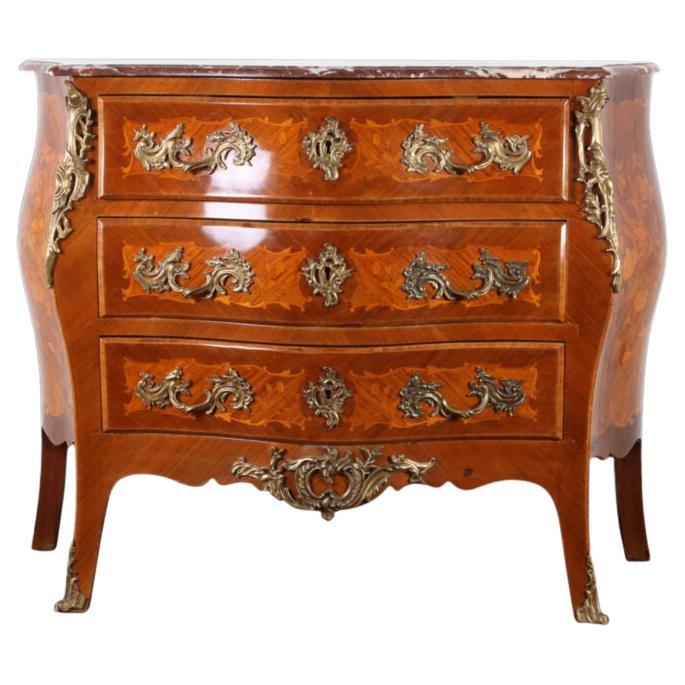 Commode Luigi XV con intarsi e supporti in ormolu in vendita