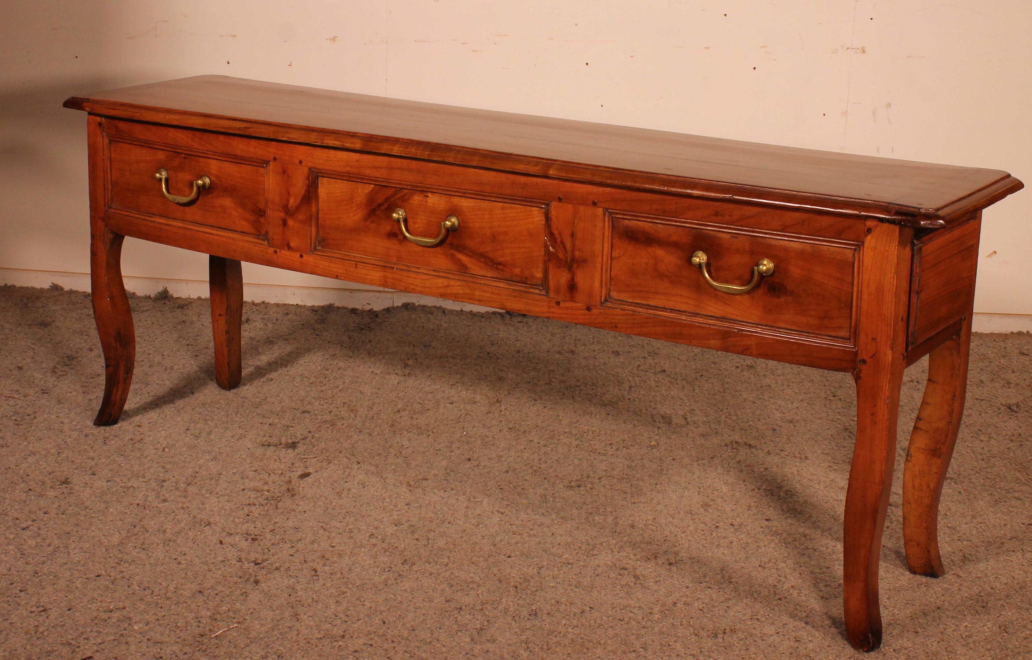 superbe console Louis XV en merisier du 19ème siècle double face
Très belle et rare console ou buffet double face avec un côté composé de trois tiroirs et un autre côté avec 3 faux tiroirs.

Il est donc possible de le placer contre un mur ou au