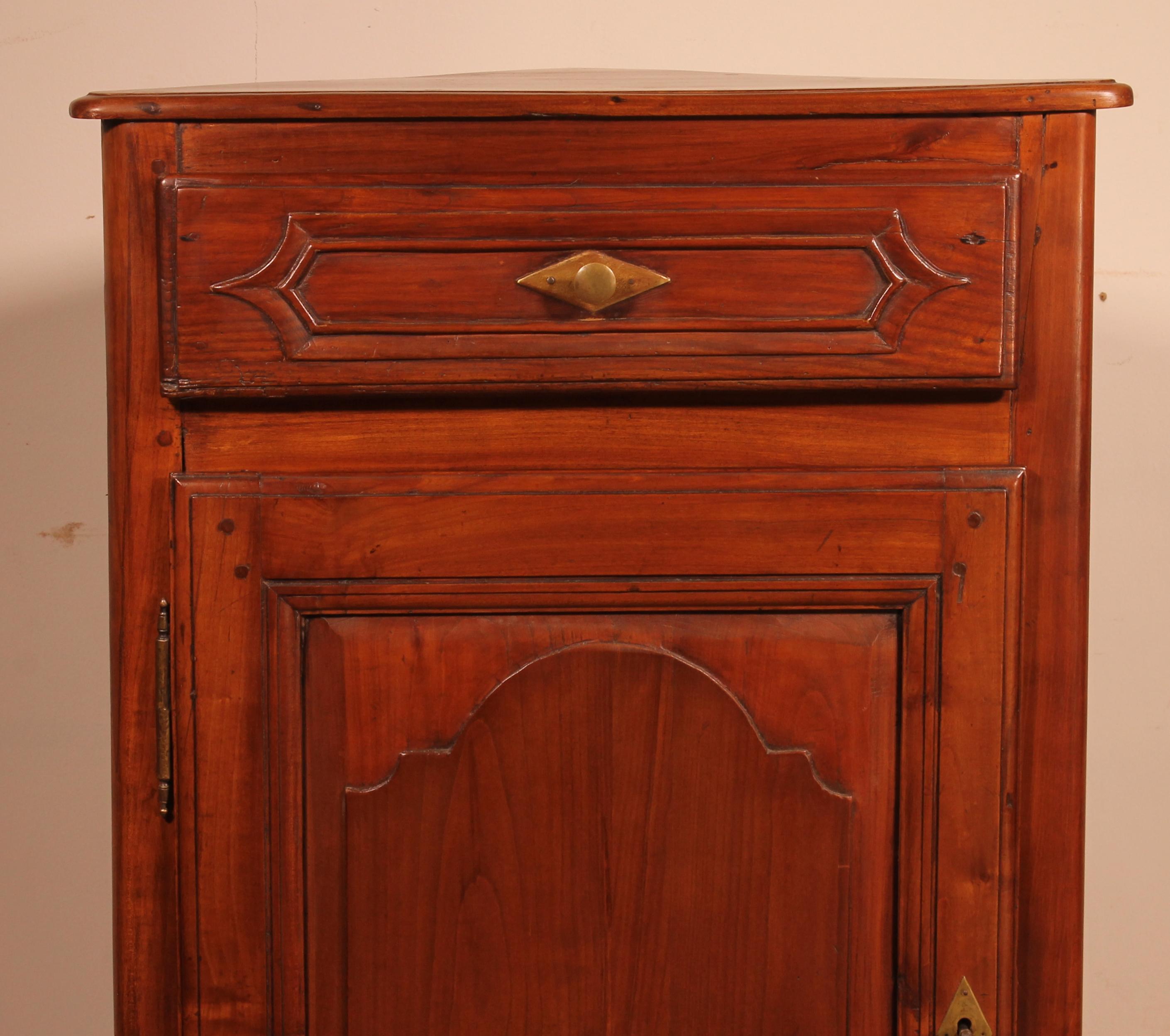 Lovely Louis XV corner cupboard in cherry wood from the beginning of the 19th century from France
Very nice corner cupboard which has interesting dimensions. Small and high.
The corner cabinet is in perfect condition and has a superb
