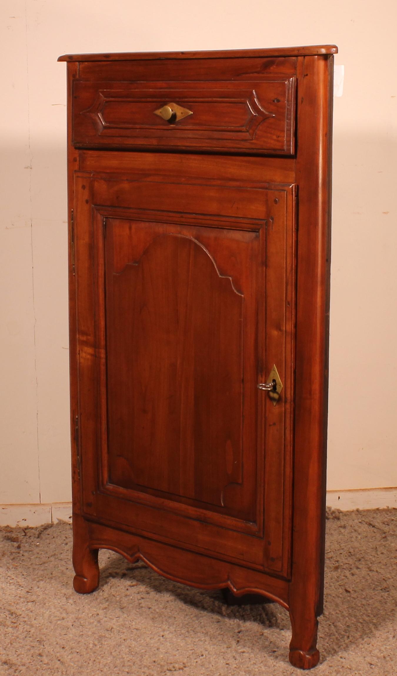 Louis XV Corner Cupboard in Cherry Wood In Good Condition For Sale In Brussels, Brussels