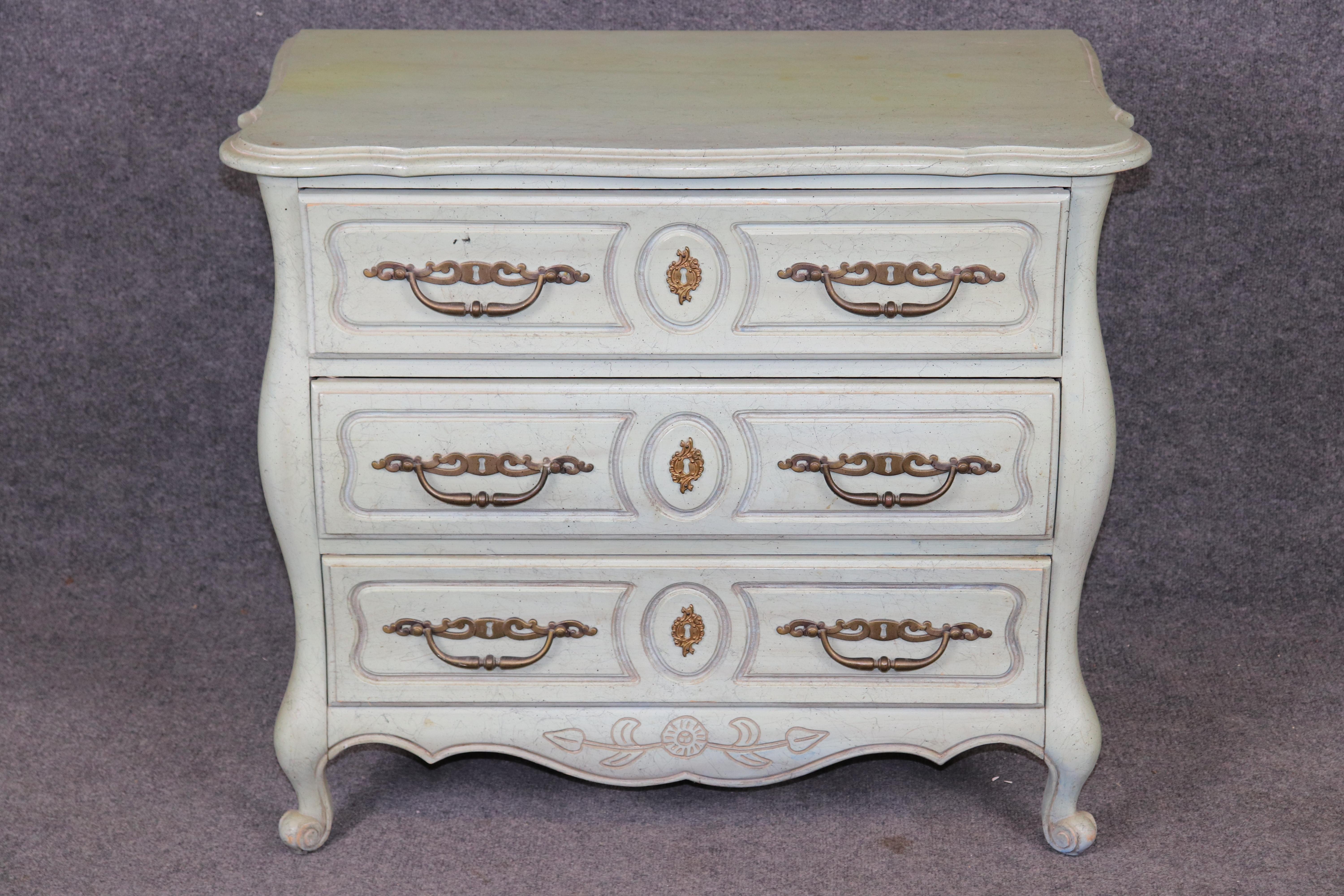 Dimensioni - H. 29 1/4 in L: 34 in D: 20 in

Eleva il tuo spazio con questa affascinante cassettiera in stile Luigi XV Country francese, realizzata da Hickory Chair Company, rinomata per la sua qualità e la sua dedizione al design senza tempo.