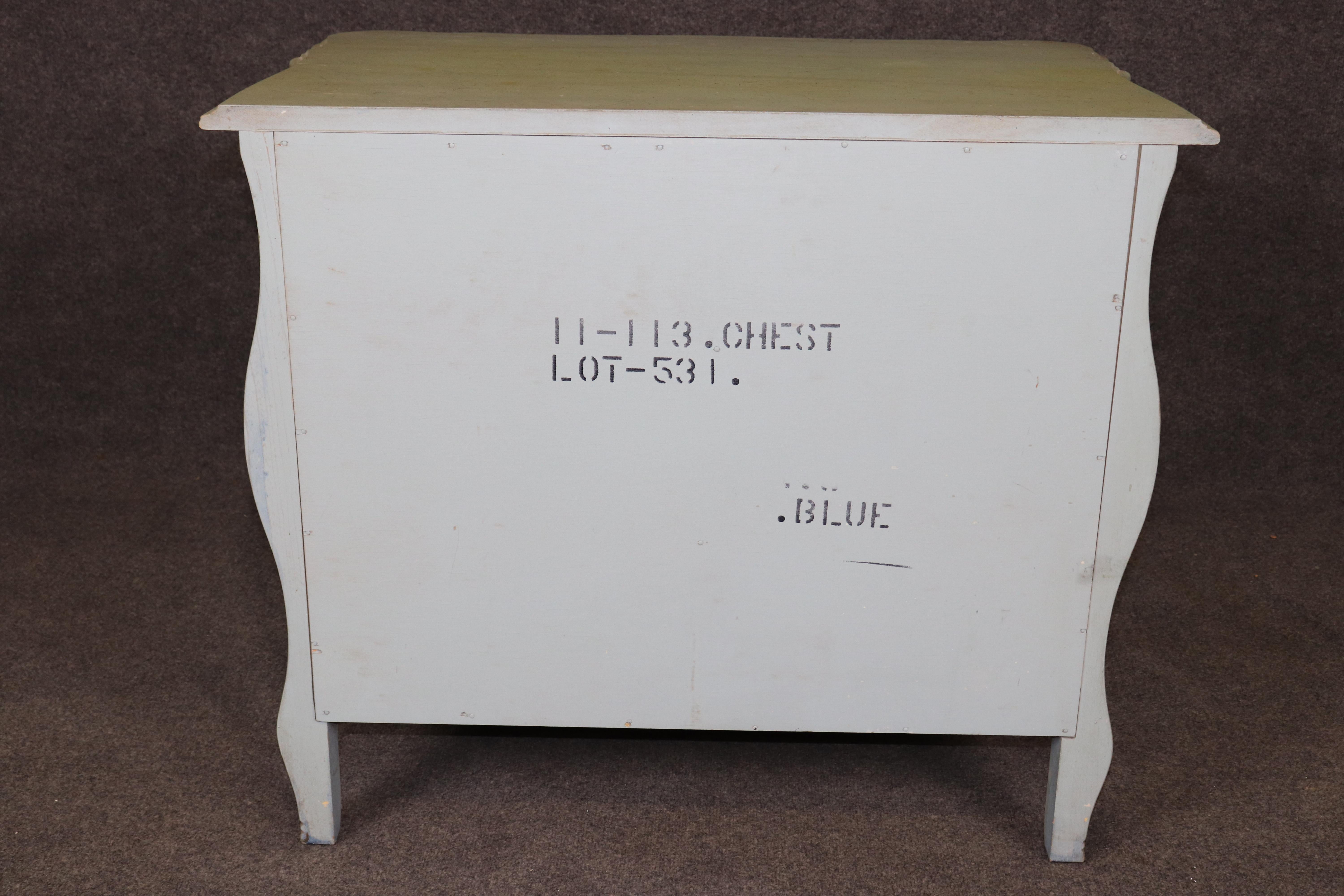 Fatto a mano Cassettiera Luigi XV in stile francese, blu, afflitta, di Hickory in vendita