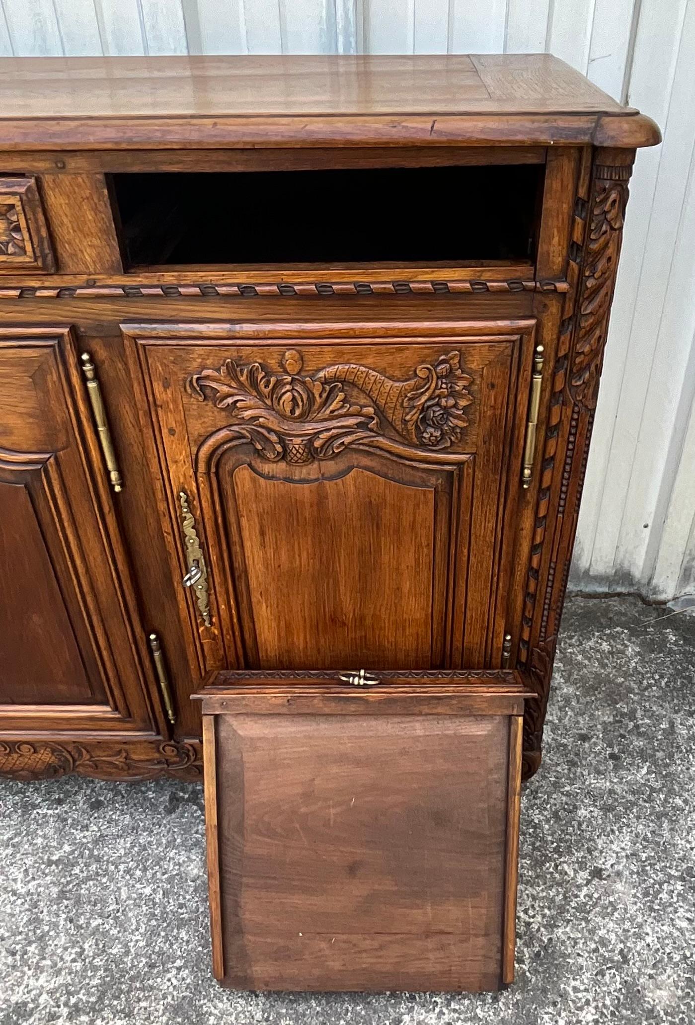 Louis XV Country Sideboard in Solid Oak, 19th Century For Sale 7