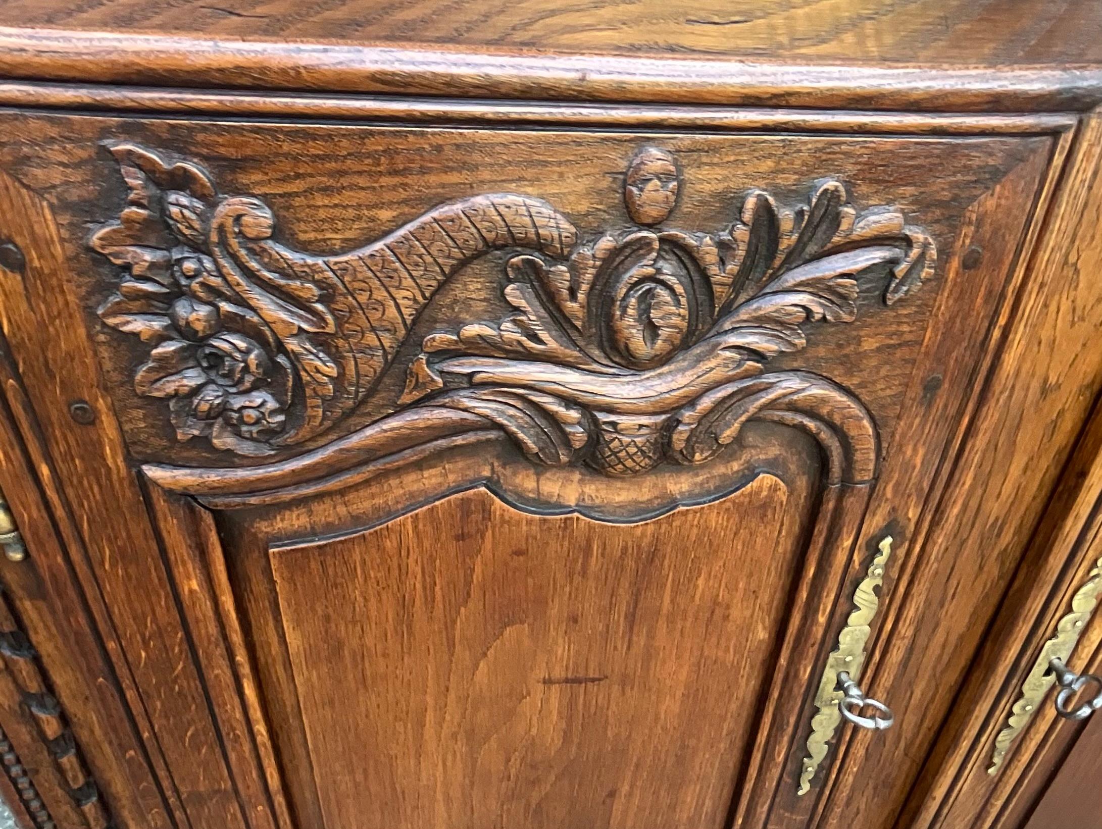 Louis XV Country Sideboard in Solid Oak, 19th Century In Good Condition For Sale In SAINT-CLÉMENT-DE-LA-PLACE, FR