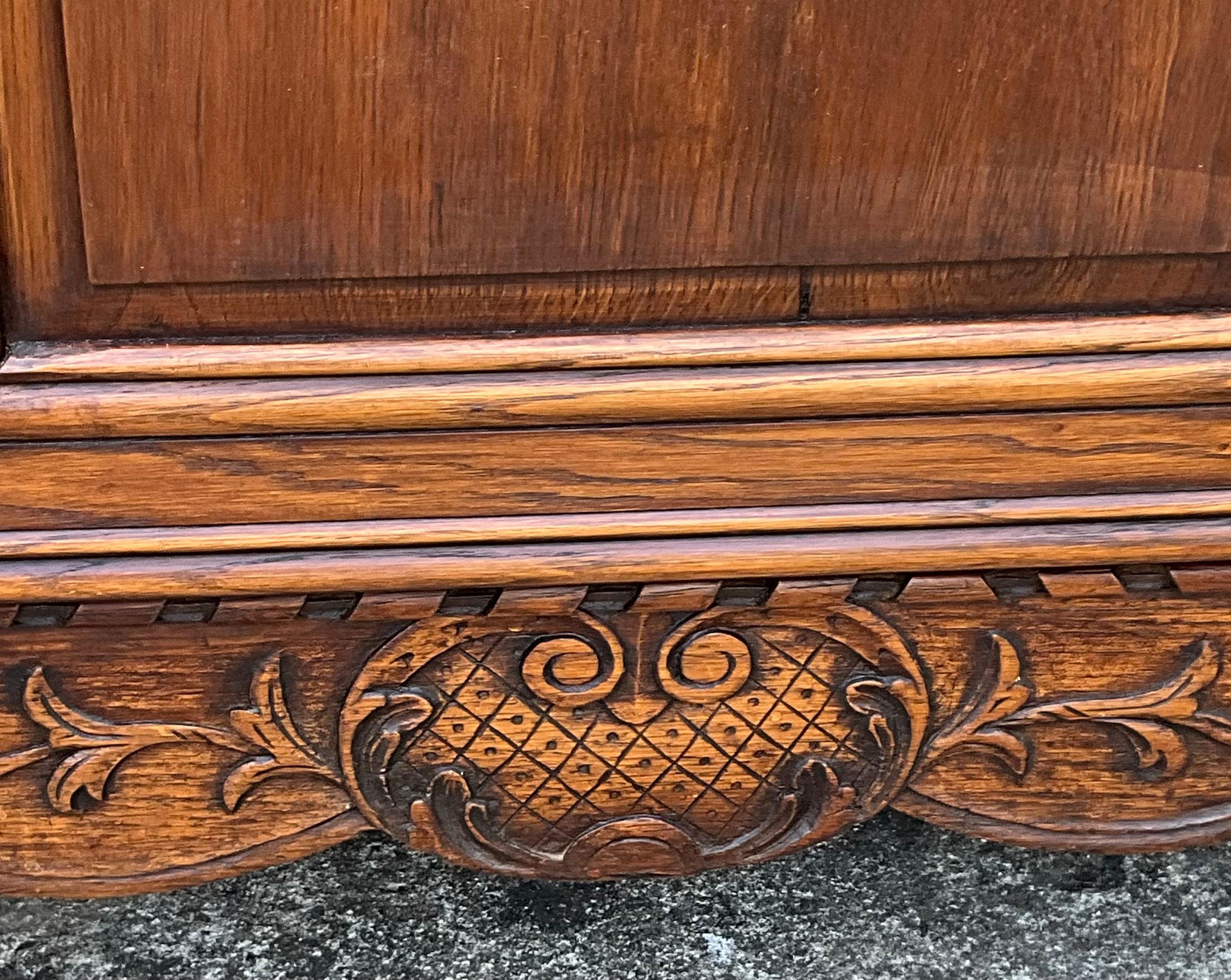 Late 19th Century Louis XV Country Sideboard in Solid Oak, 19th Century For Sale