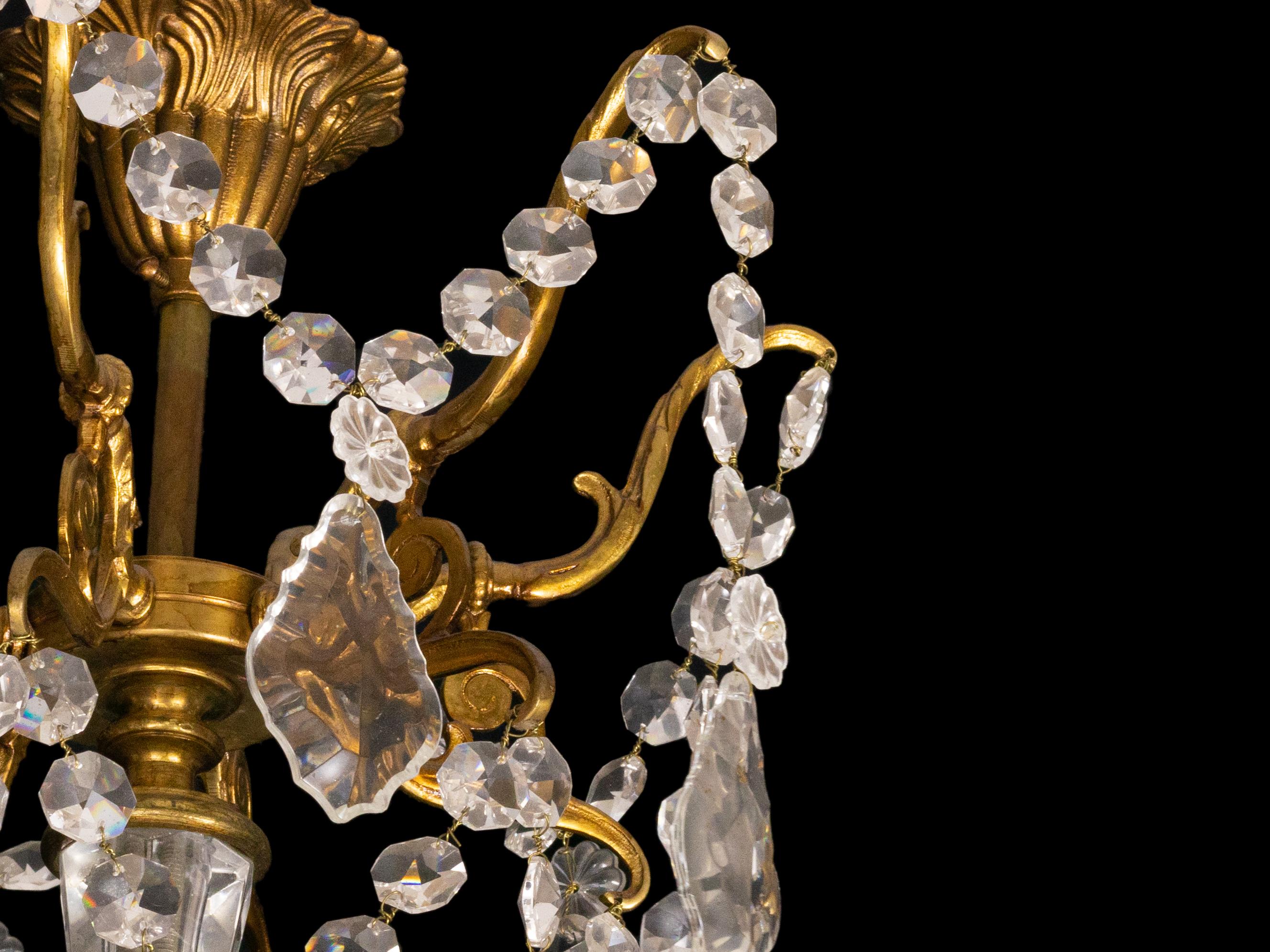 Louis XV Kristall-Kronleuchter aus vergoldeter Bronze mit neun Lichtern (Facettiert) im Angebot