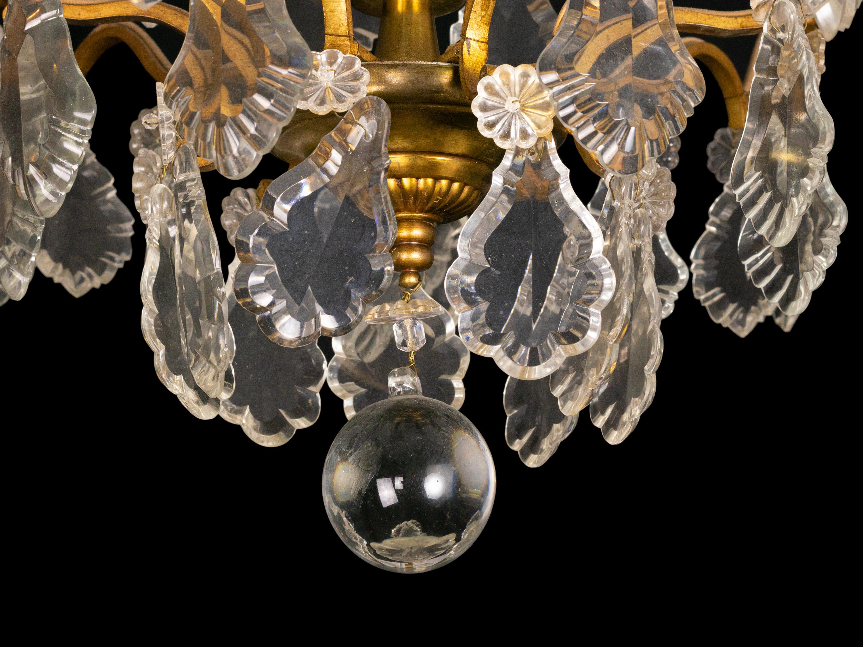 Louis XV Kristall-Kronleuchter aus vergoldeter Bronze mit neun Lichtern (19. Jahrhundert) im Angebot