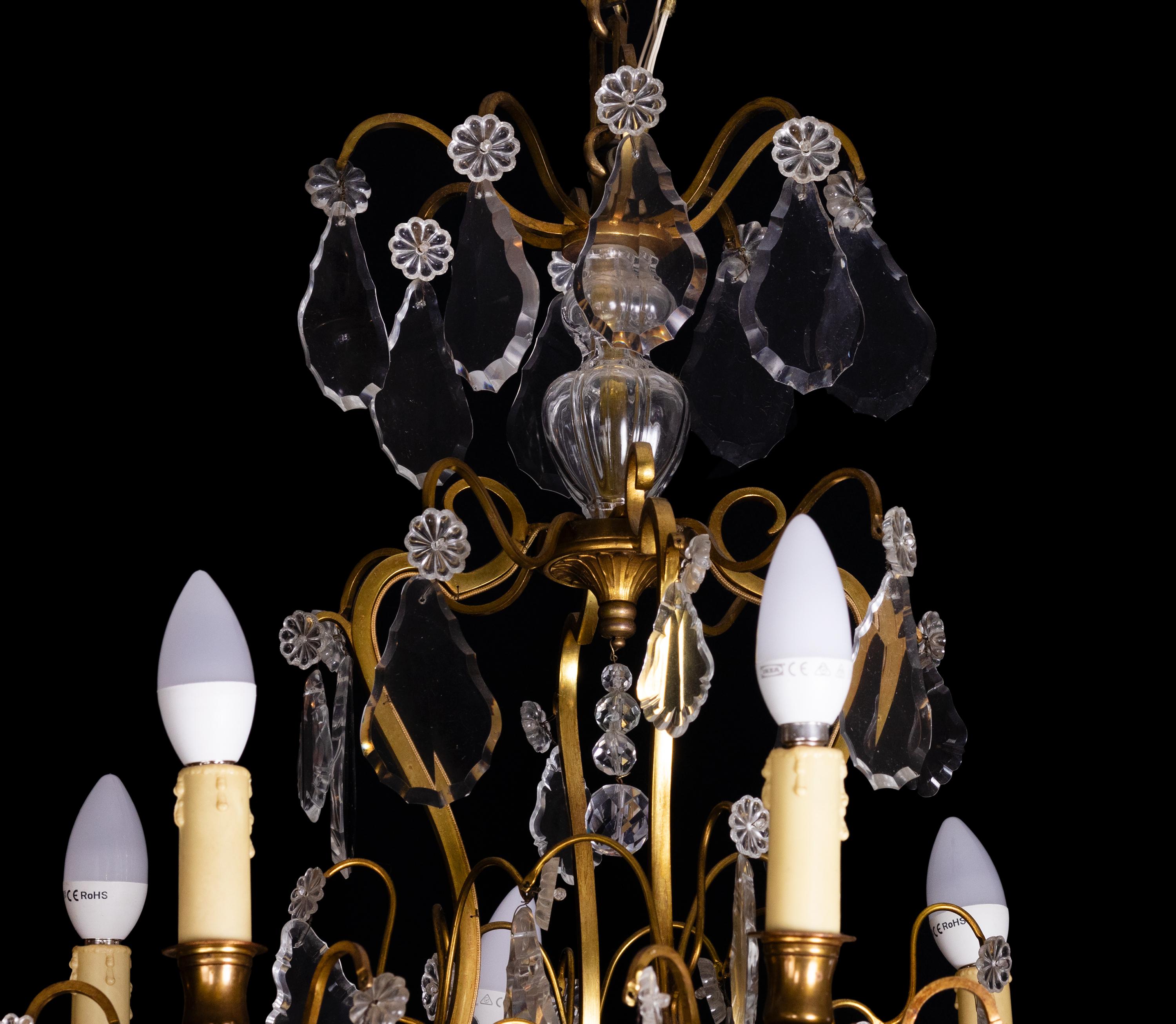 Louis XV Kristall-Kronleuchter aus vergoldeter Bronze mit zwölf Lichtern (Französisch) im Angebot