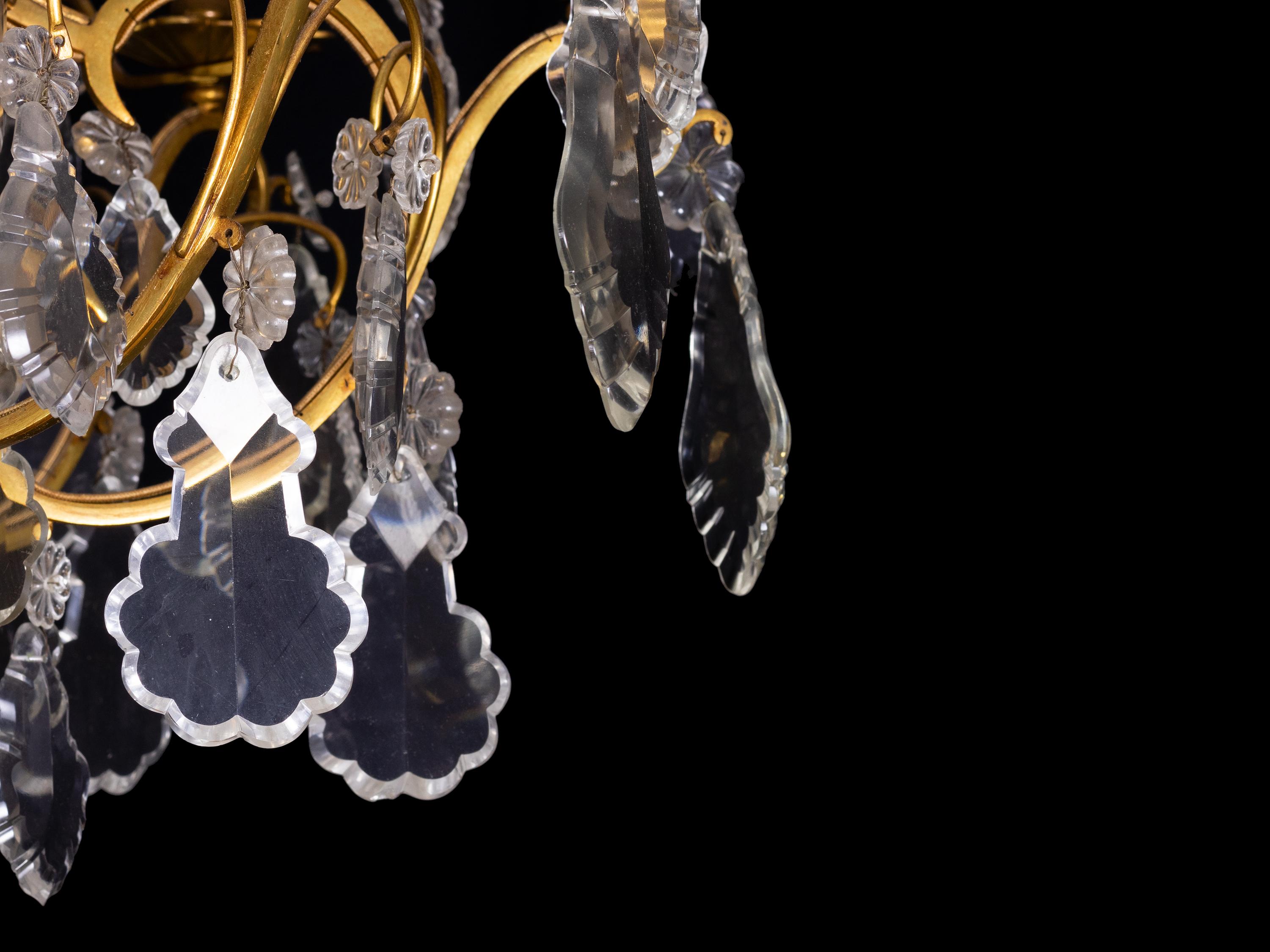 Louis XV Kristall-Kronleuchter aus vergoldeter Bronze mit zwölf Lichtern (Vergoldet) im Angebot