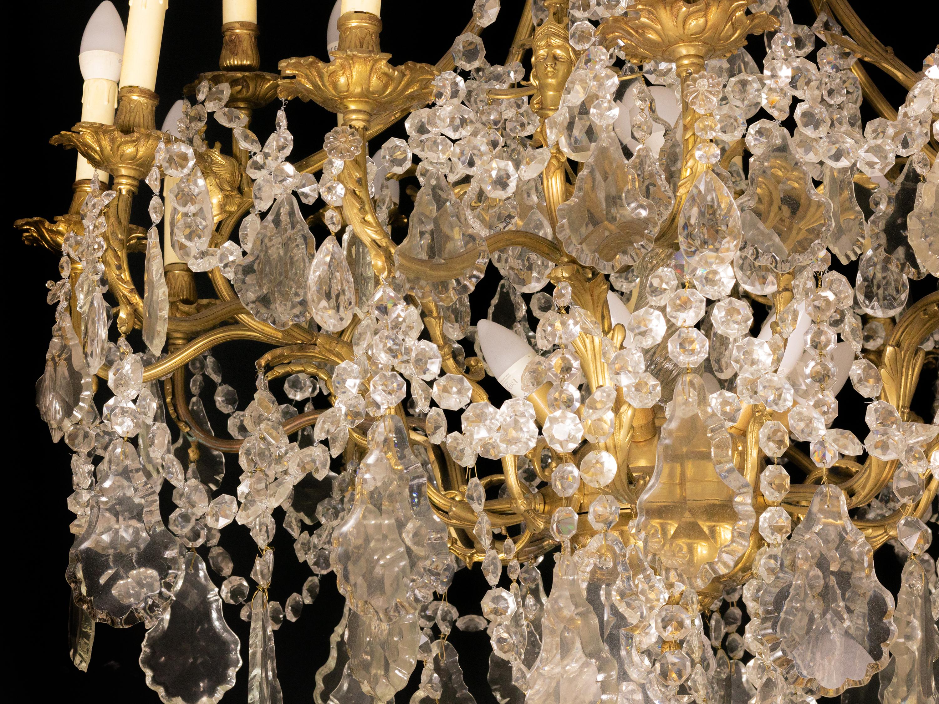 Francese Louis XV Crystal Gilt-Bronze Twenty six-Light Chandelier in vendita