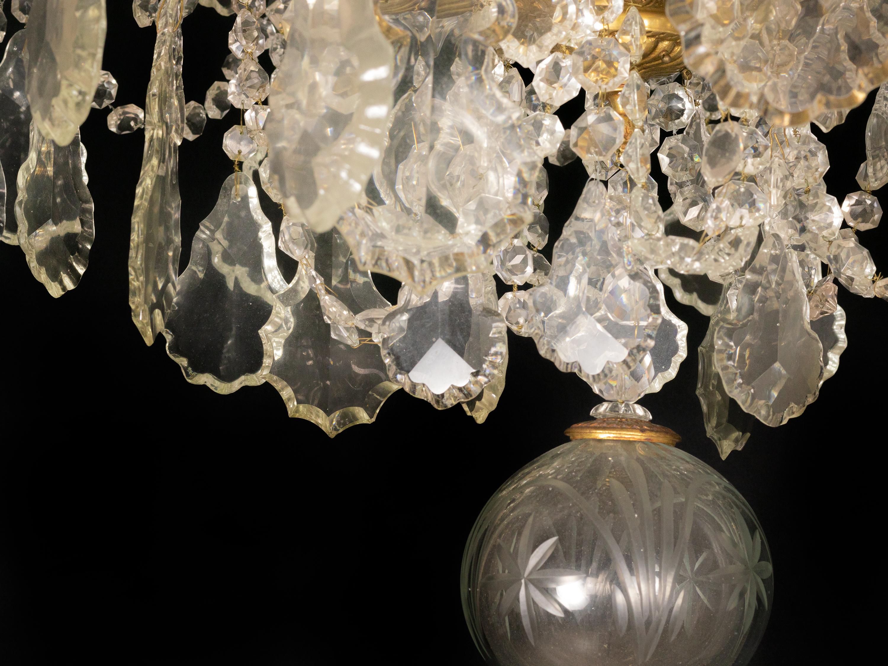Louis XV Crystal Gilt-Bronze Twenty six-Light Chandelier In condizioni discrete in vendita a Lisbon, PT
