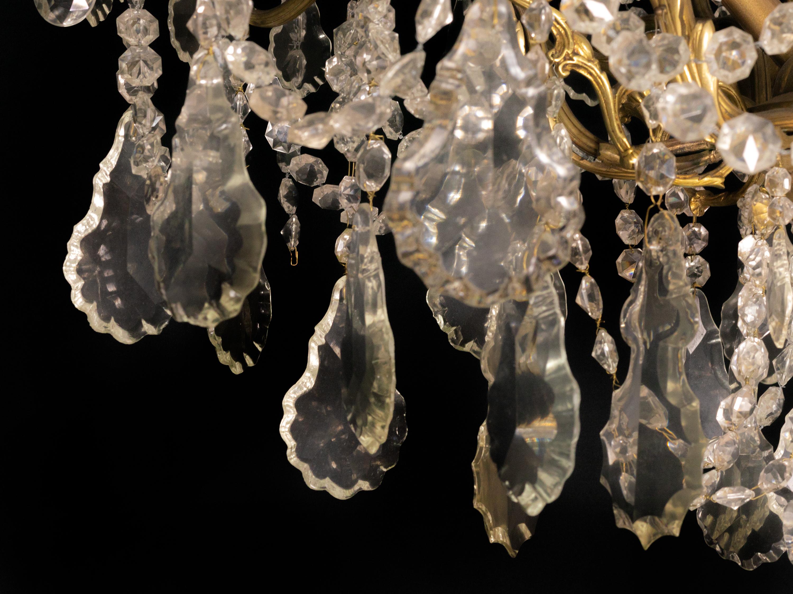 Metallo Louis XV Crystal Gilt-Bronze Twenty six-Light Chandelier in vendita