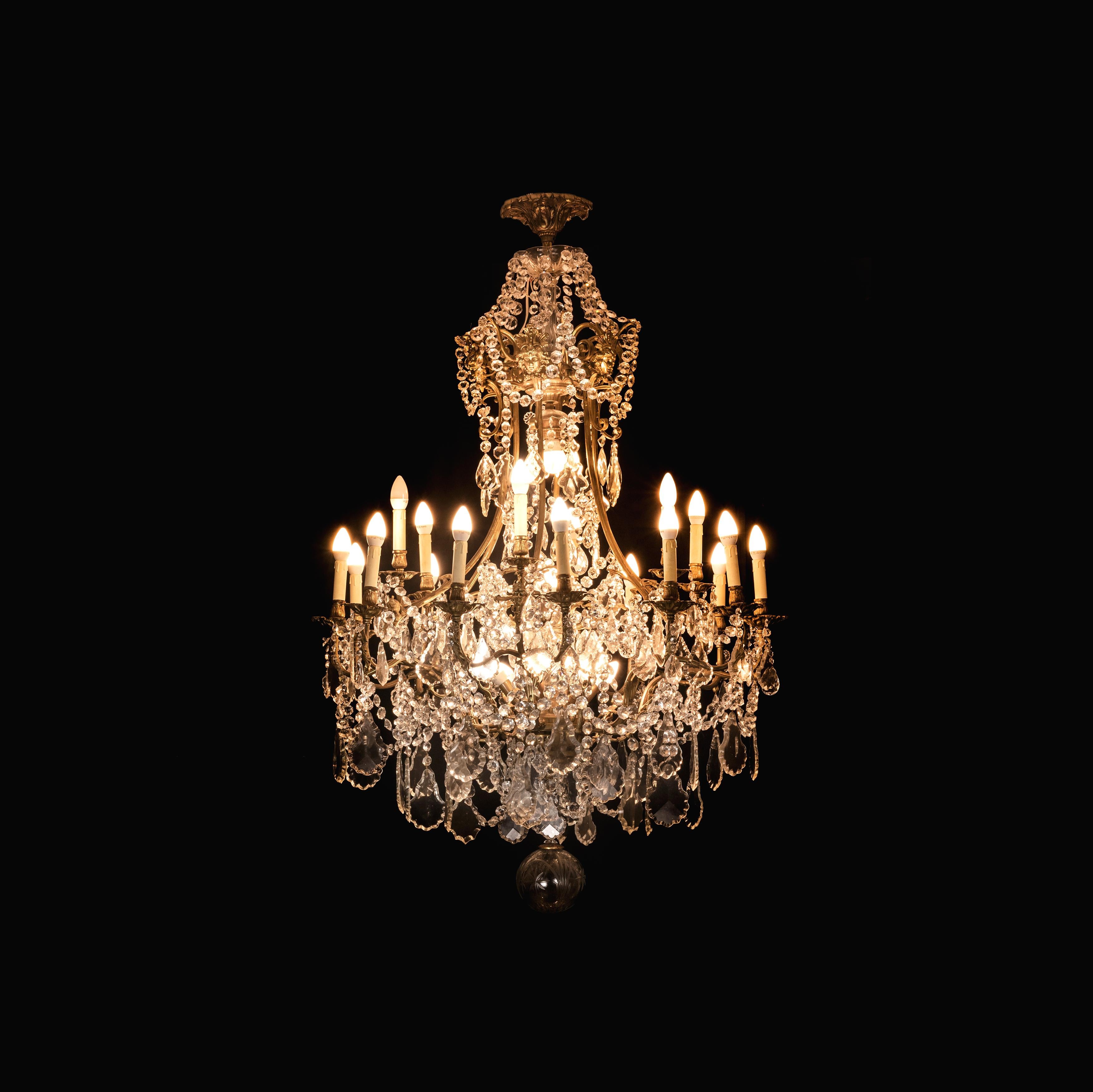Louis XV Crystal Gilt-Bronze Twenty six-Light Chandelier in vendita 1