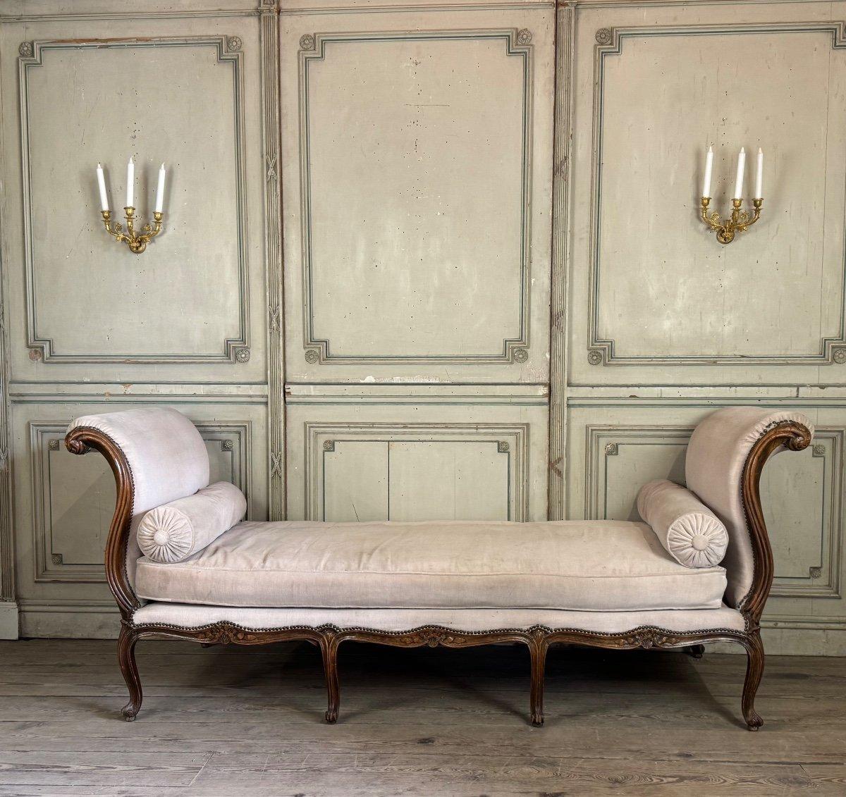 Louis XV daybed in beech carved on all 4 sides, velvet in good condition but it is preferable to replace it. the furniture deserves a high quality fabric
