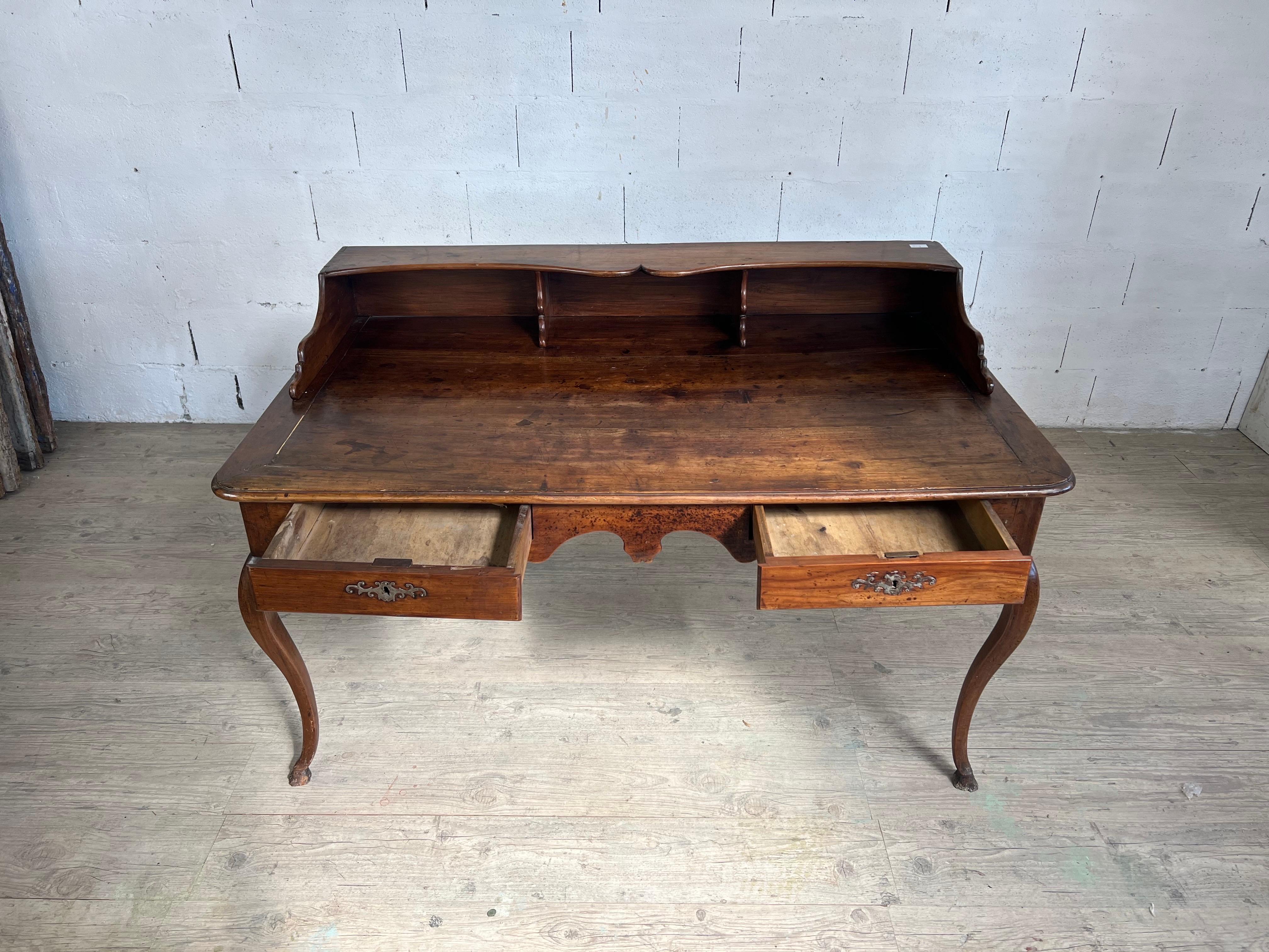 Louis XV Desk With Steps In Carved Walnut – France, Late 18th Century In Good Condition For Sale In PARIS, FR