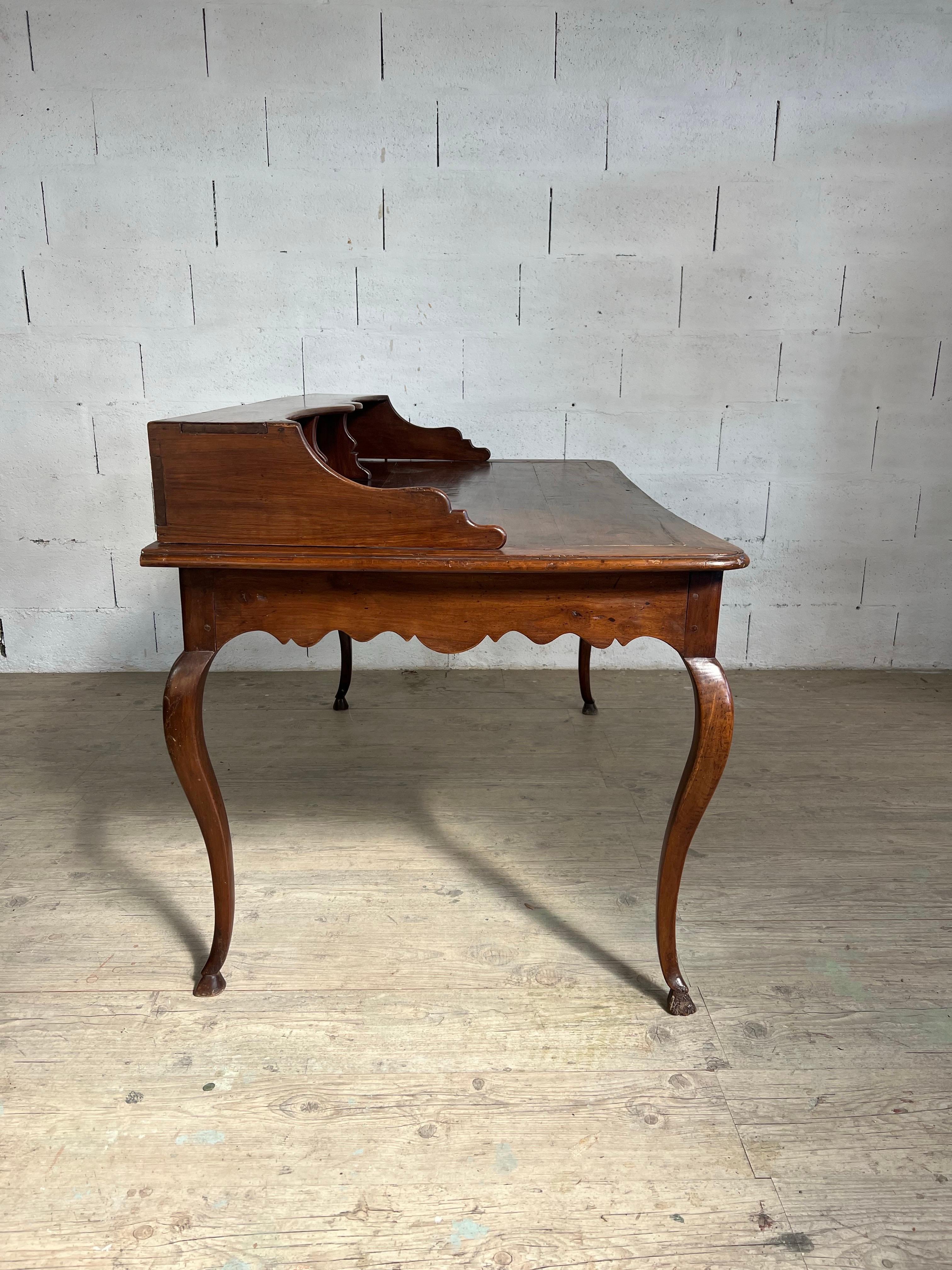 Louis XV Desk With Steps In Carved Walnut – France, Late 18th Century For Sale 2
