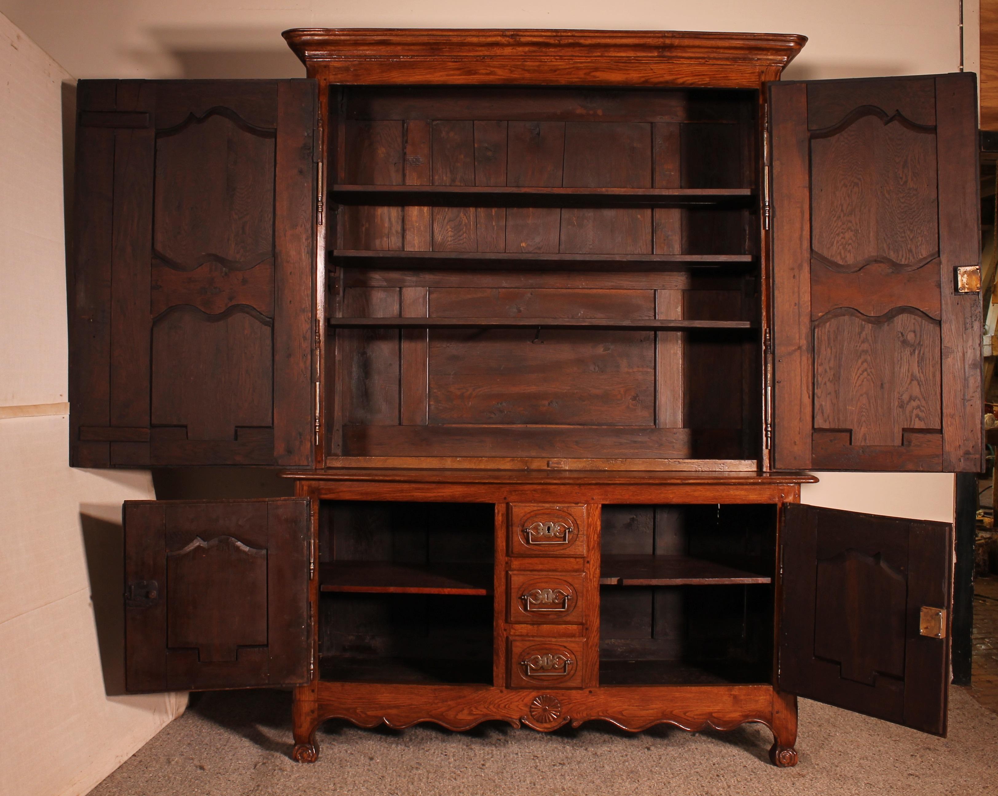 Louis XV Deux Corps/ Buffet/Cupboard in Oak from the 18th Century, Picardie In Good Condition For Sale In Brussels, Brussels