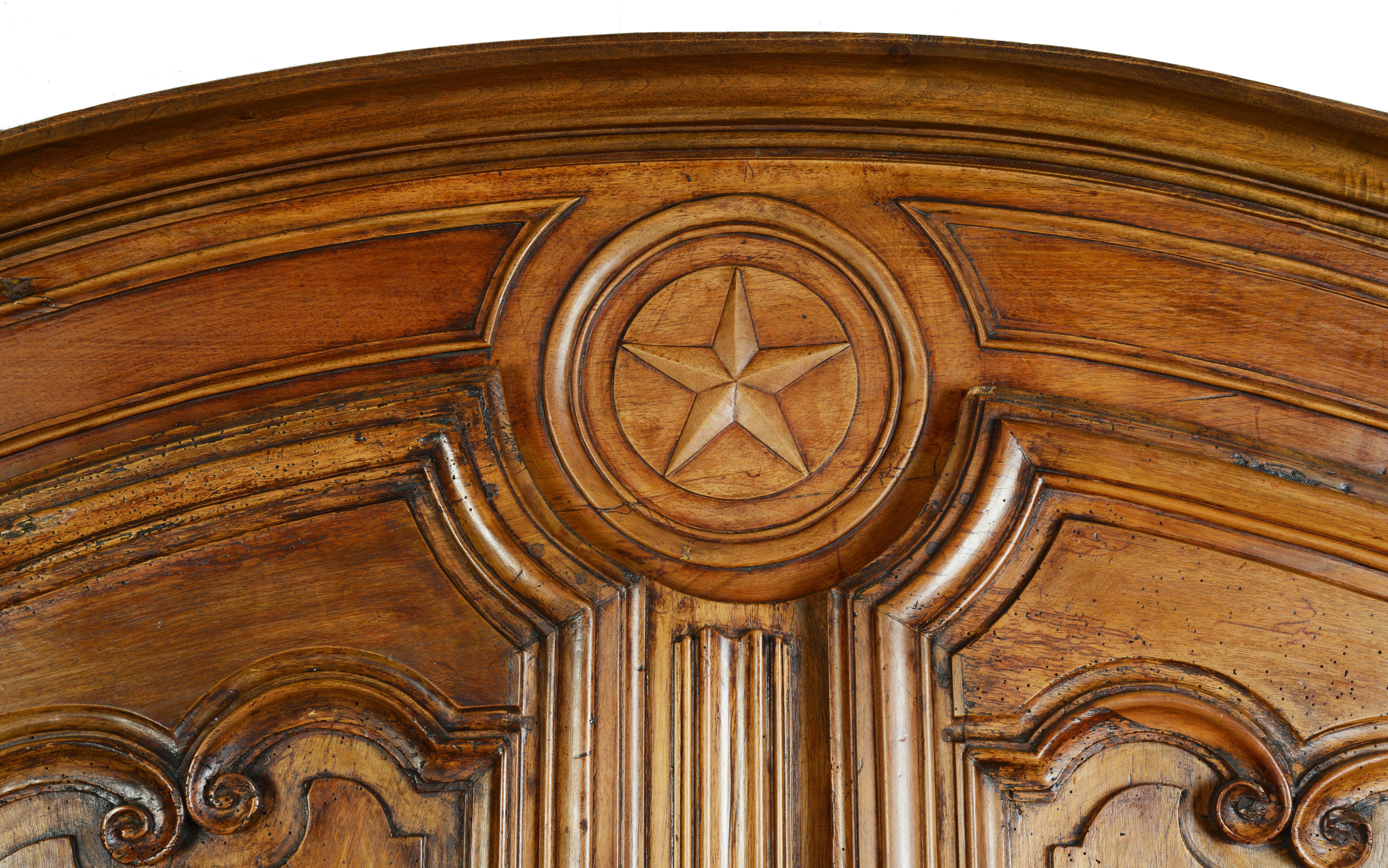 Louis XV Dome Top Walnut Armoire with Star Carved Crest, circa 1750 In Good Condition In valatie, NY