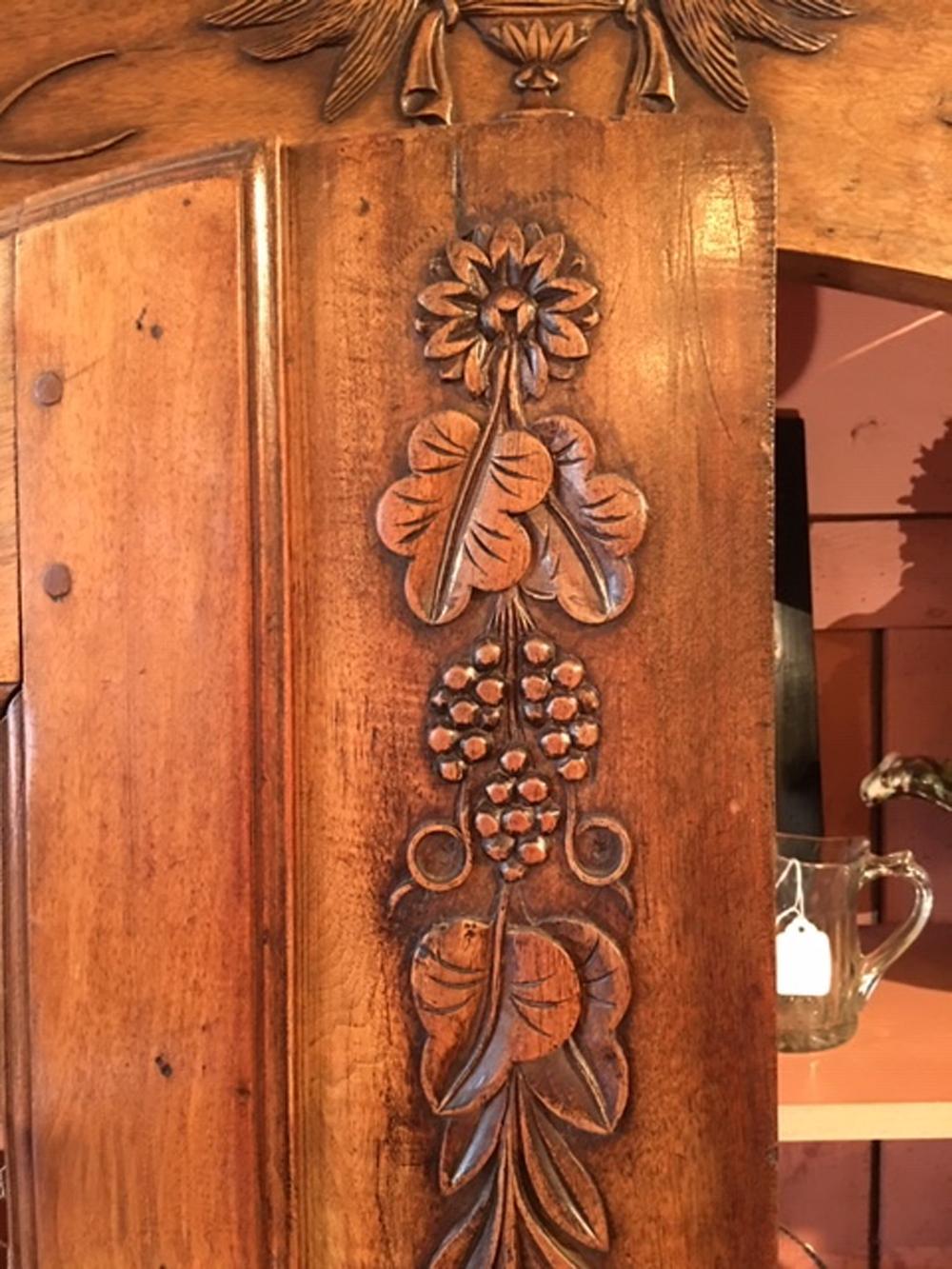 Questa bellissima libreria francese Luigi XV ha un unico piano a cupola modellato e due porte ad arco con aperture schermate. La biblioteca è scolpita con grano, uva, fiori, foglie e urne classiche. Conserva ancora la ferramenta originale e poggia